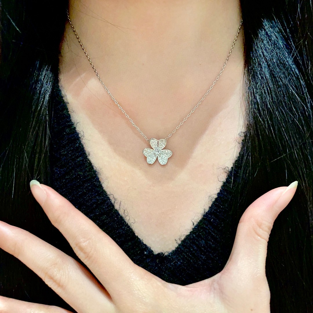 Collana Van Cleef Arpels Frivole Oro bianco diamanti 42 cm
