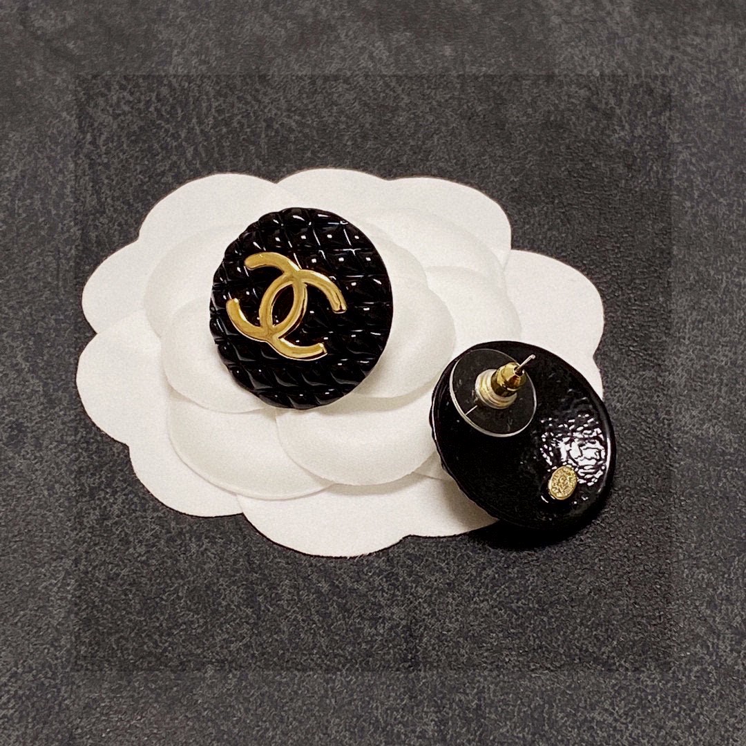 Chanel CC Quilted Round Stud Earrings earrings Gold-tone metal with black quilted resin 2 2cm diameter