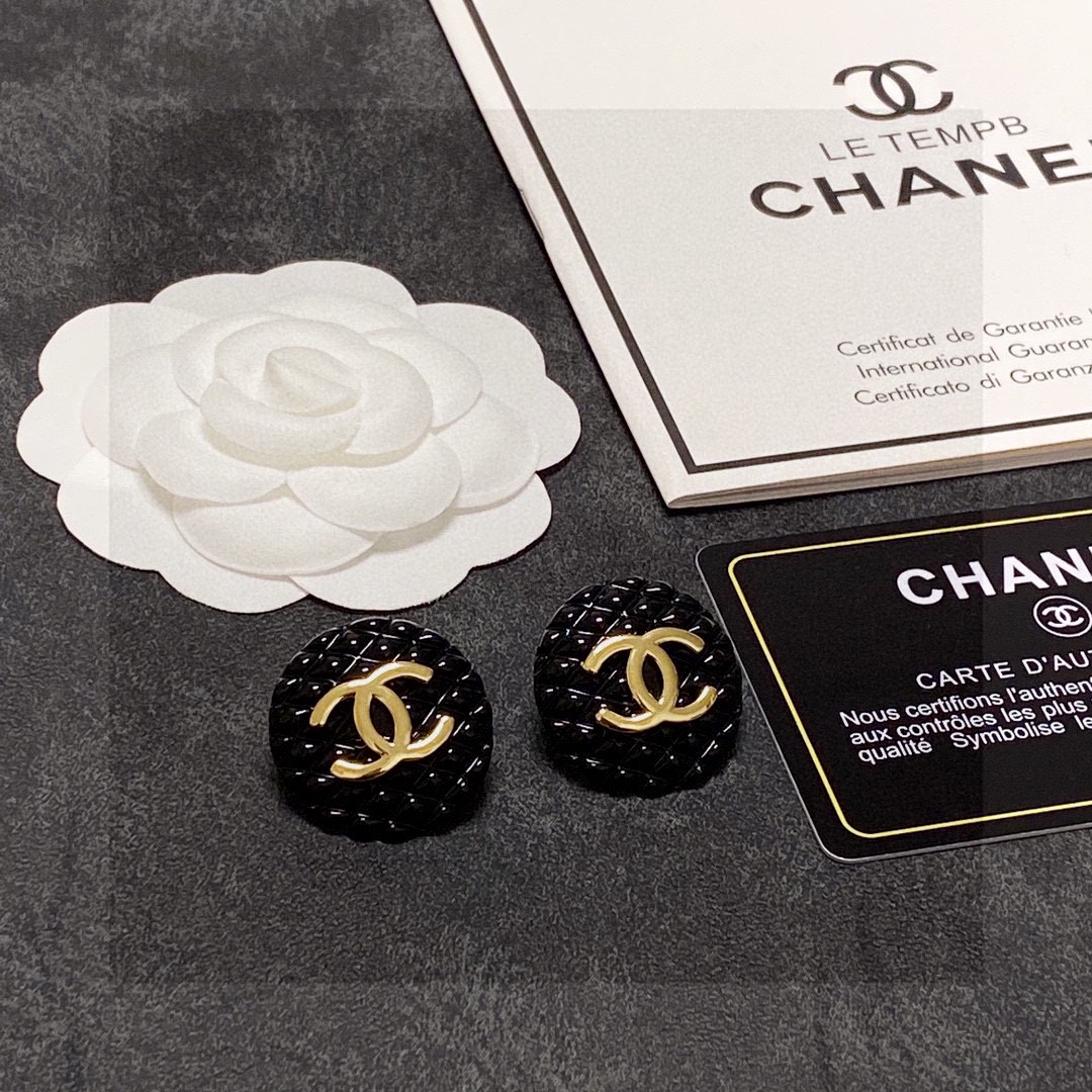 Chanel CC Quilted Round Stud Earrings earrings Gold-tone metal with black quilted resin 2 2cm diameter