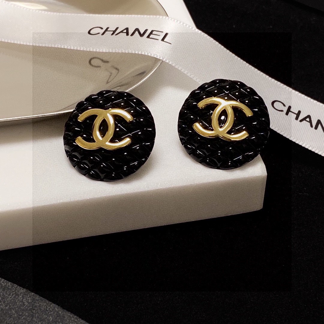 Chanel CC Quilted Round Stud Earrings earrings Gold-tone metal with black quilted resin 2 2cm diameter