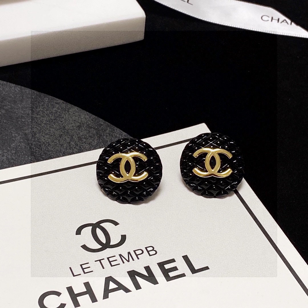 Chanel CC Quilted Round Stud Earrings earrings Gold-tone metal with black quilted resin 2 2cm diameter