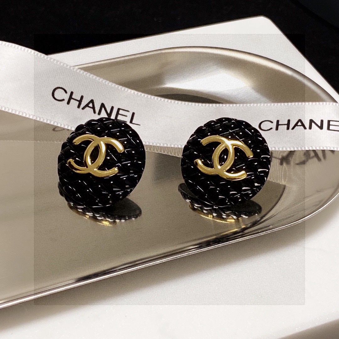 Chanel CC Quilted Round Stud Earrings earrings Gold-tone metal with black quilted resin 2 2cm diameter