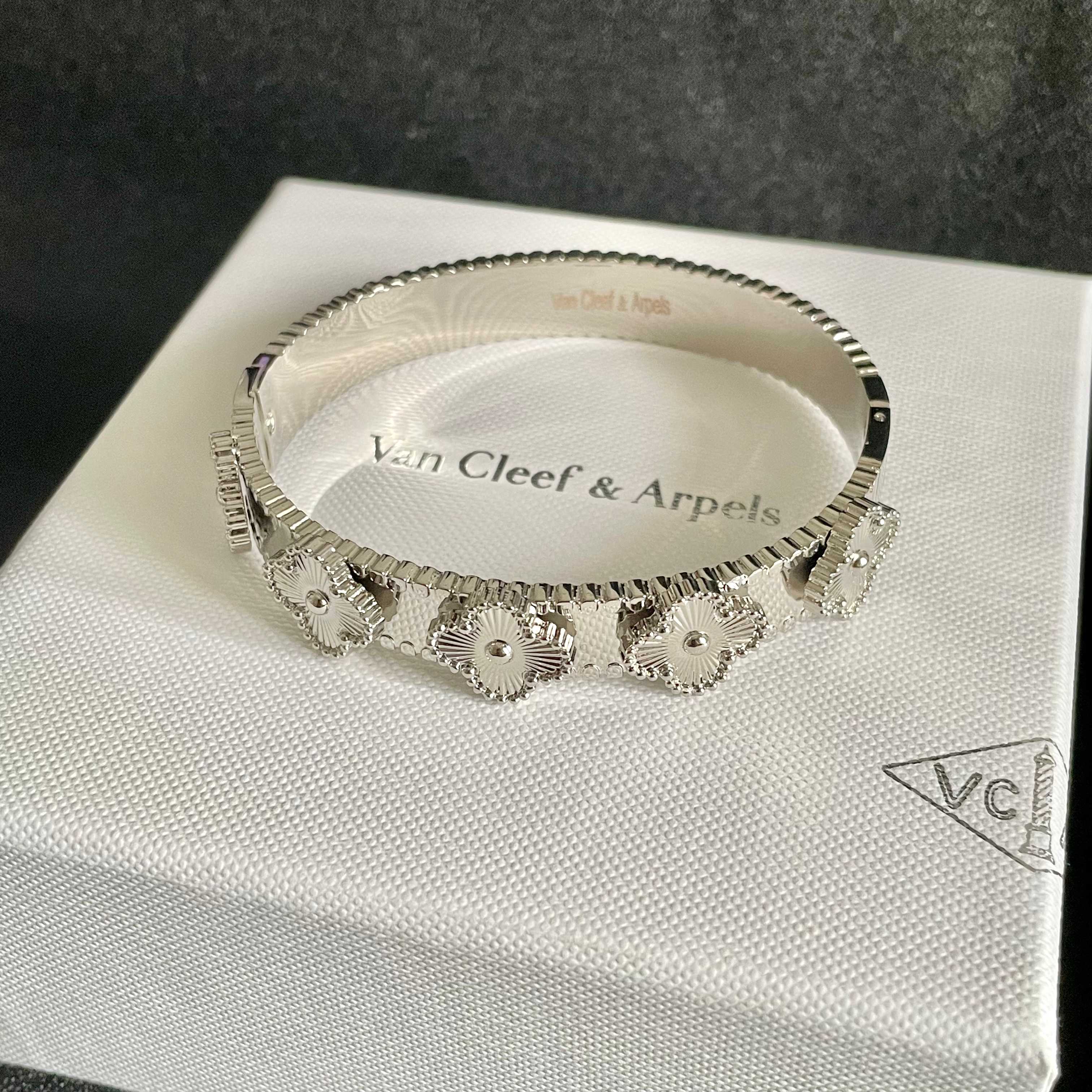 Van Cleef Arpels Alhambra bracelet silver-toned metal 17cm