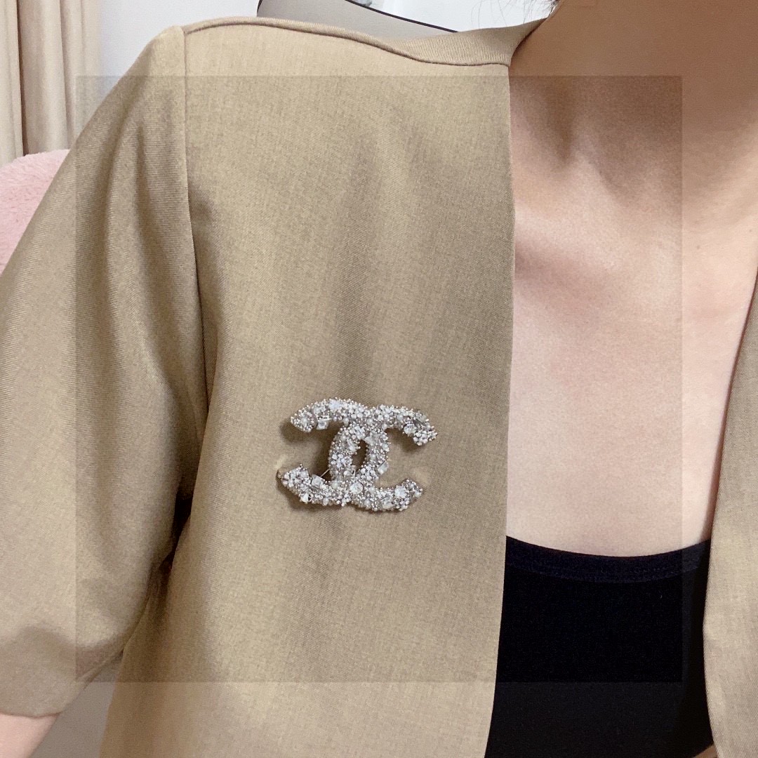 Chanel CC Logo Brooch brooch silver tone metal with clear crystals and white faux pearls 4 5cm width