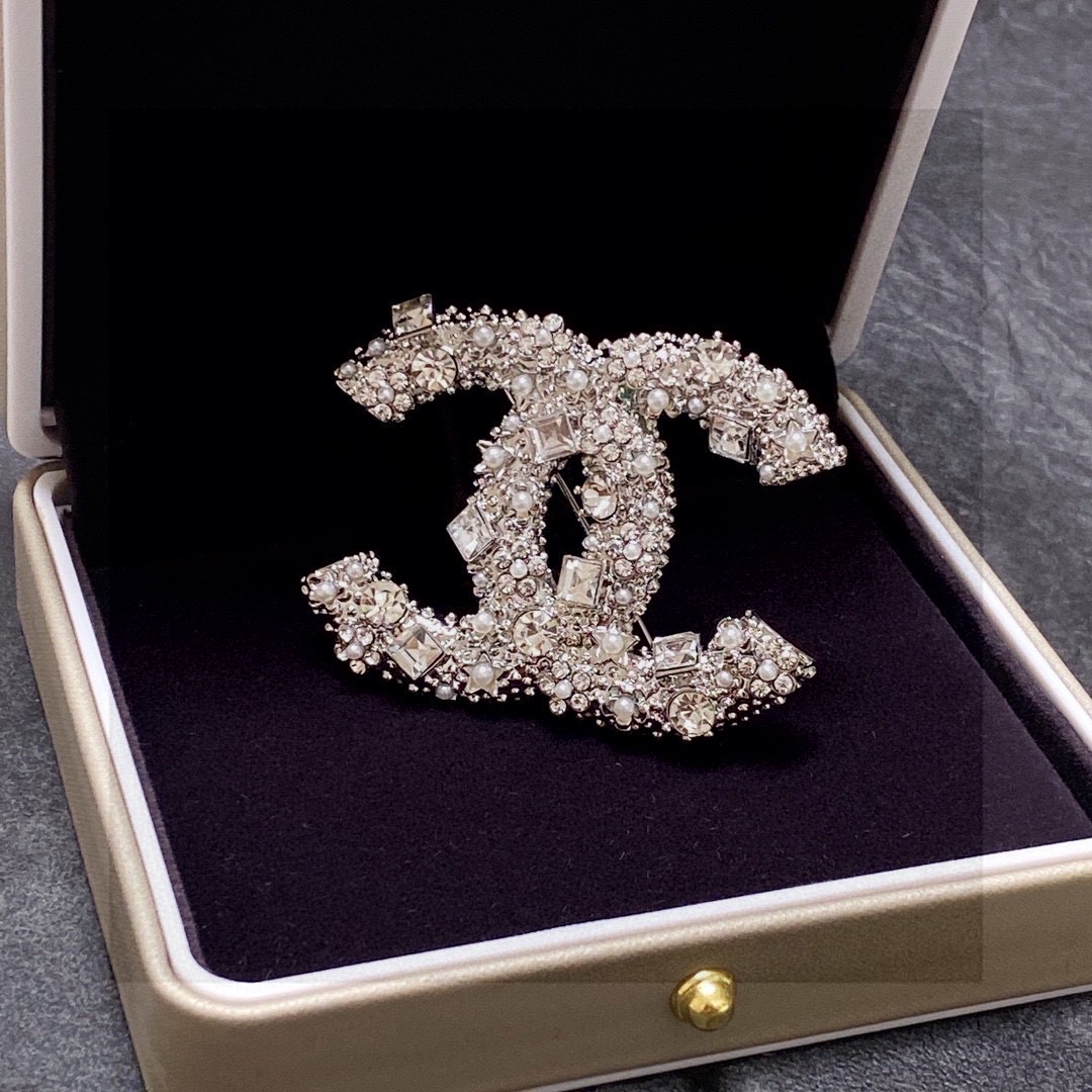Chanel CC Logo Brooch brooch silver tone metal with clear crystals and white faux pearls 4 5cm width