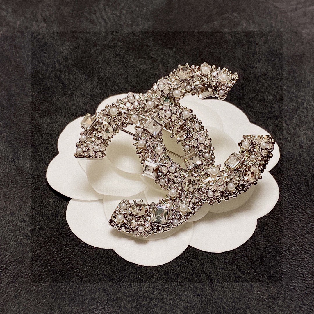 Chanel CC Logo Brooch brooch silver tone metal with clear crystals and white faux pearls 4 5cm width