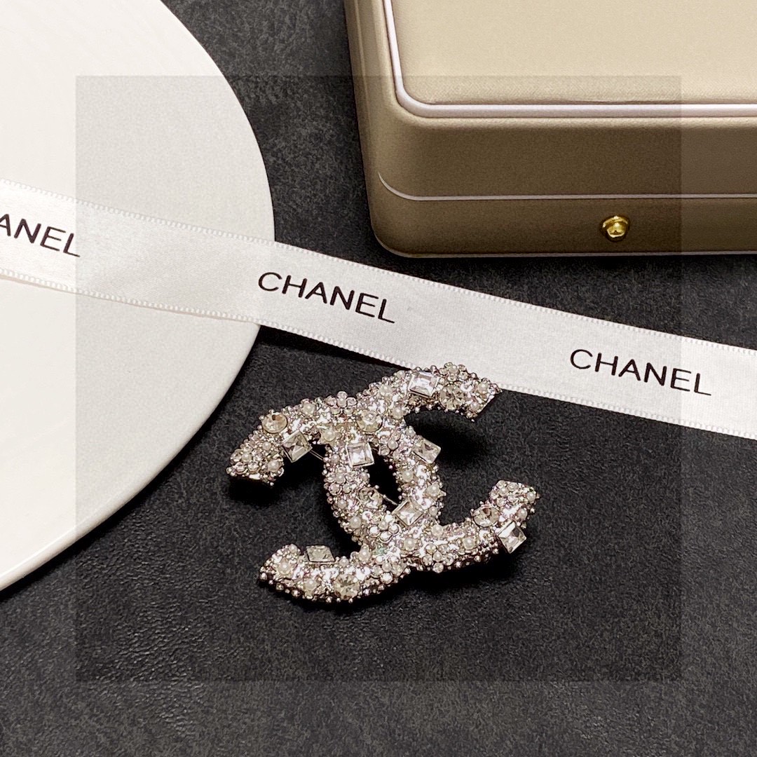 Chanel CC Logo Brooch brooch silver tone metal with clear crystals and white faux pearls 4 5cm width
