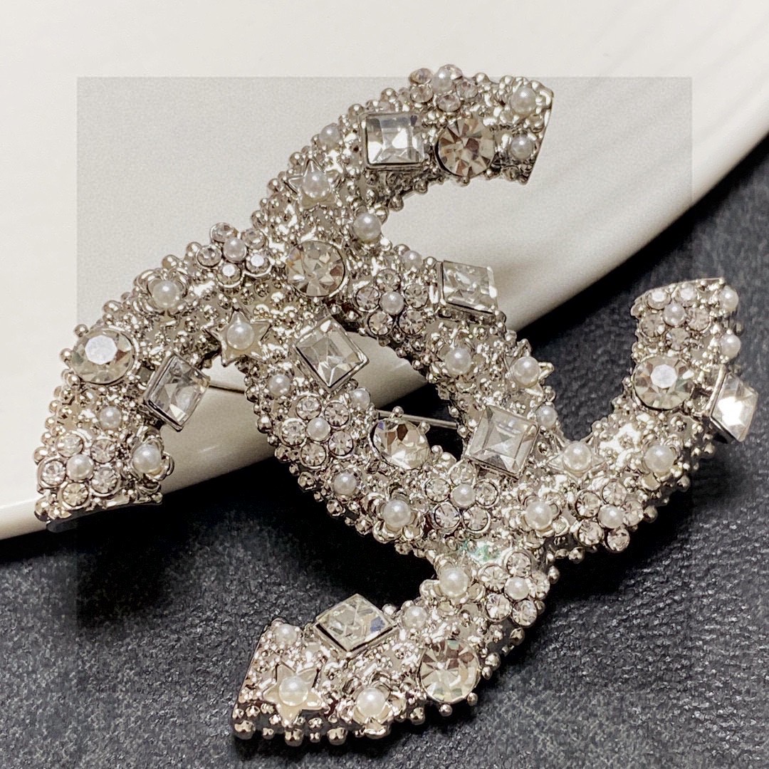 Chanel CC Logo Brooch brooch silver tone metal with clear crystals and white faux pearls 4 5cm width
