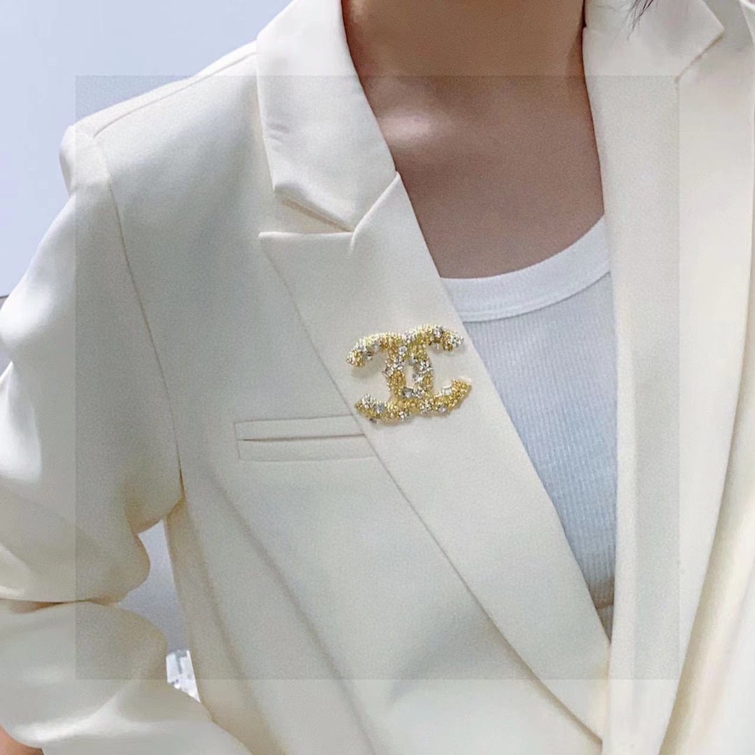 Chanel CC Logo Crystal Pearl Brooch brooch gold-tone metal with clear crystals and cream faux pearls 3 5cm width