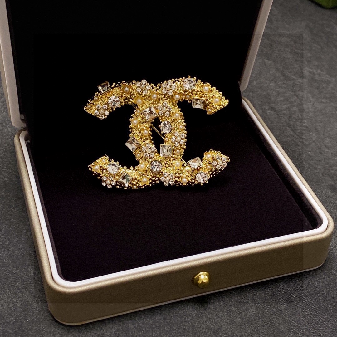 Chanel CC Logo Crystal Pearl Brooch brooch gold-tone metal with clear crystals and cream faux pearls 3 5cm width