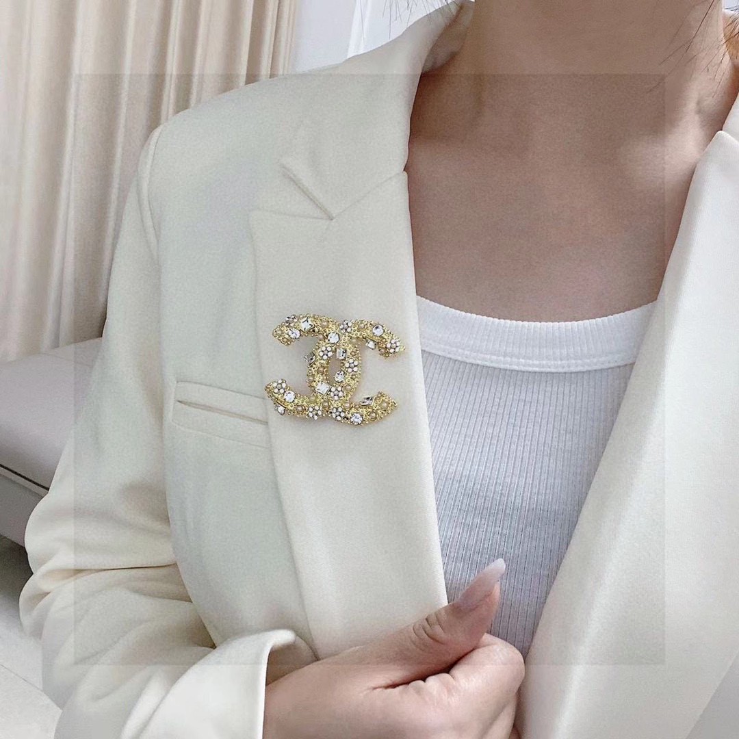 Chanel CC Logo Crystal Pearl Brooch brooch gold-tone metal with clear crystals and cream faux pearls 3 5cm width