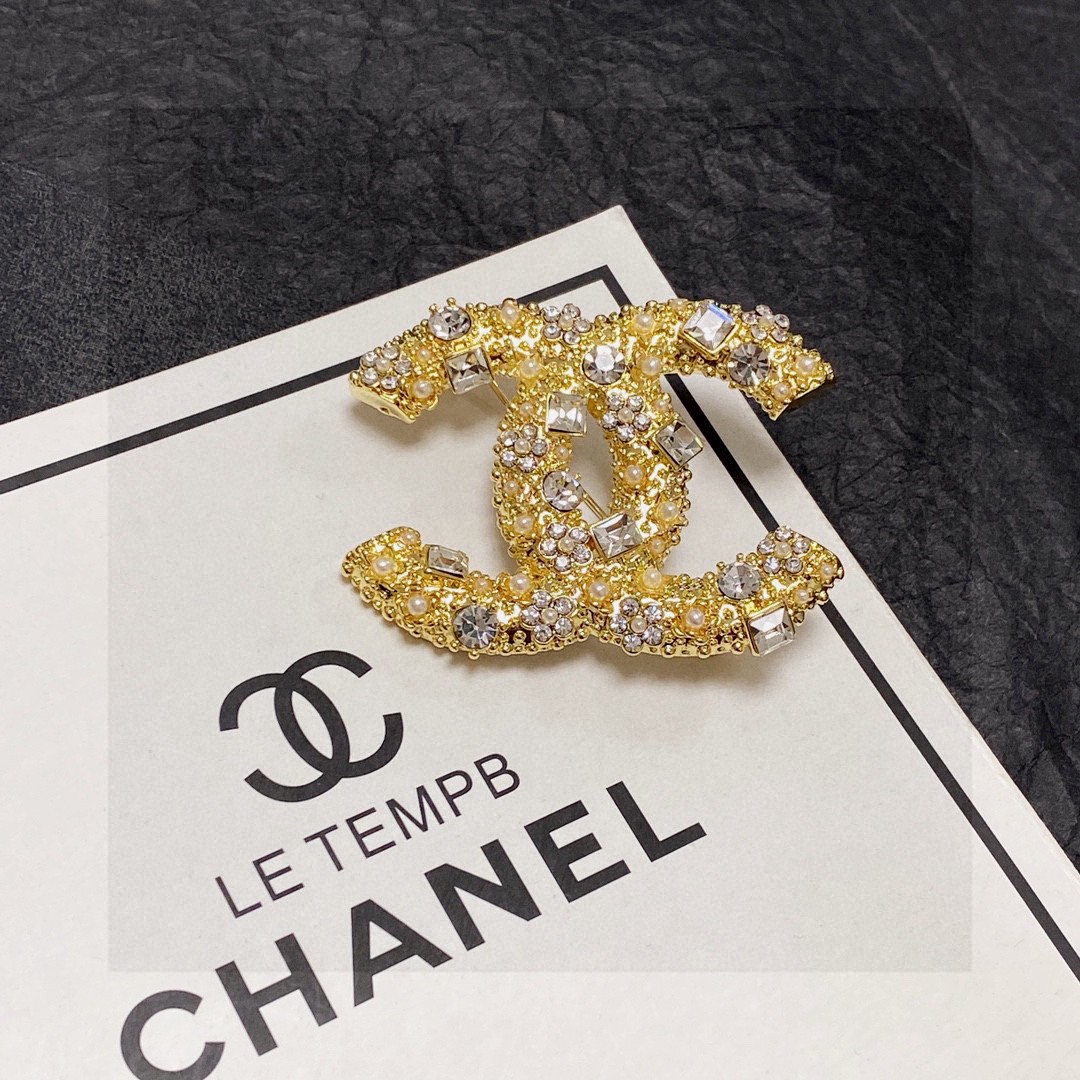 Chanel CC Logo Crystal Pearl Brooch brooch gold-tone metal with clear crystals and cream faux pearls 3 5cm width