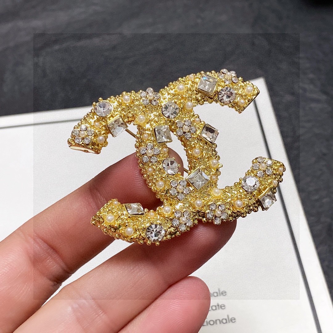 Chanel CC Logo Crystal Pearl Brooch brooch gold-tone metal with clear crystals and cream faux pearls 3 5cm width