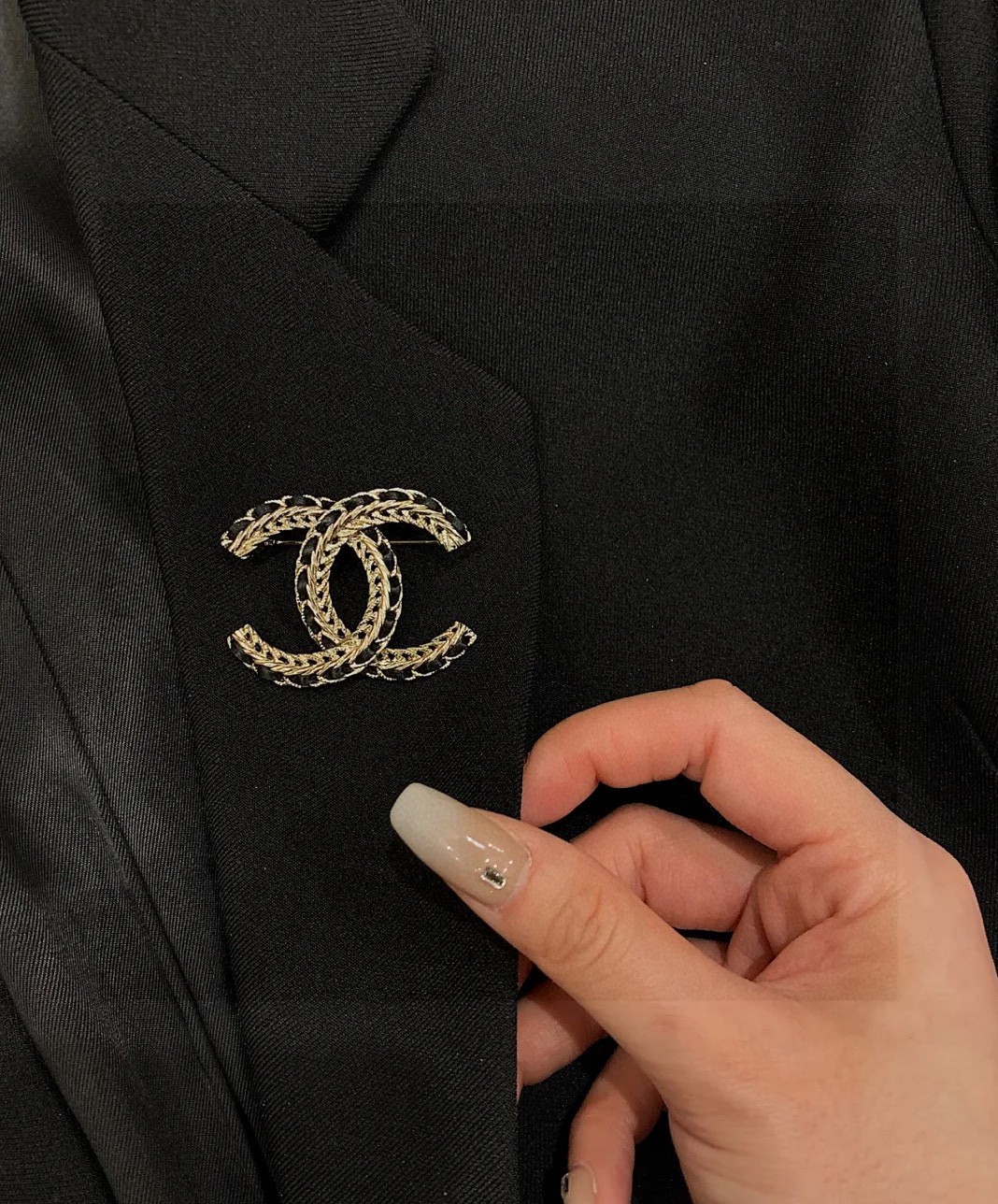 Chanel CC Logo Chain Inlay Brooch brooch gold-tone metal with black enamel inlay 3 5cm width