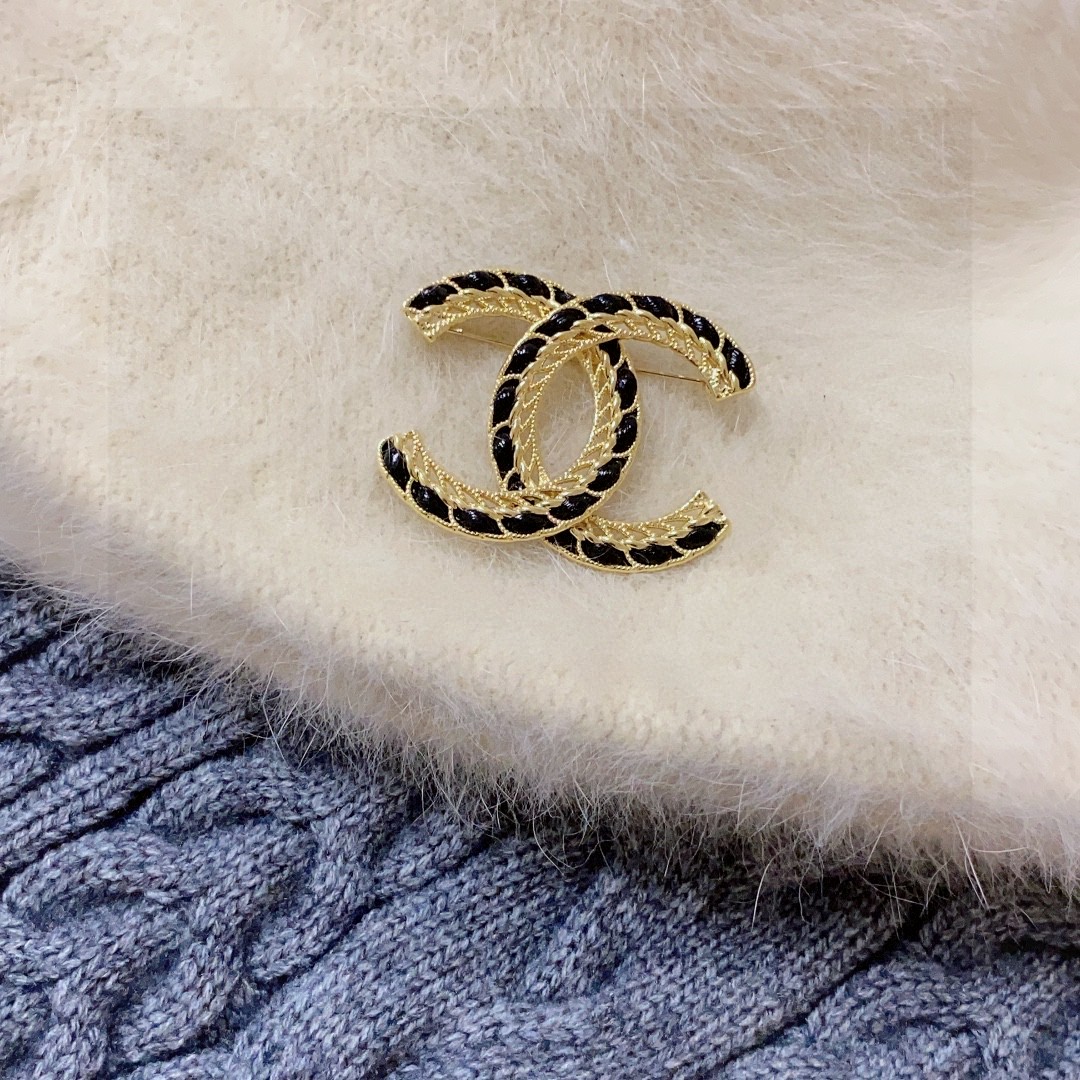 Chanel CC Logo Chain Inlay Brooch brooch gold-tone metal with black enamel inlay 3 5cm width