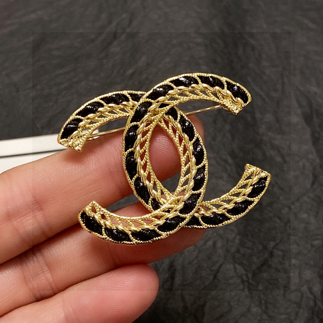 Chanel CC Logo Chain Inlay Brooch brooch gold-tone metal with black enamel inlay 3 5cm width