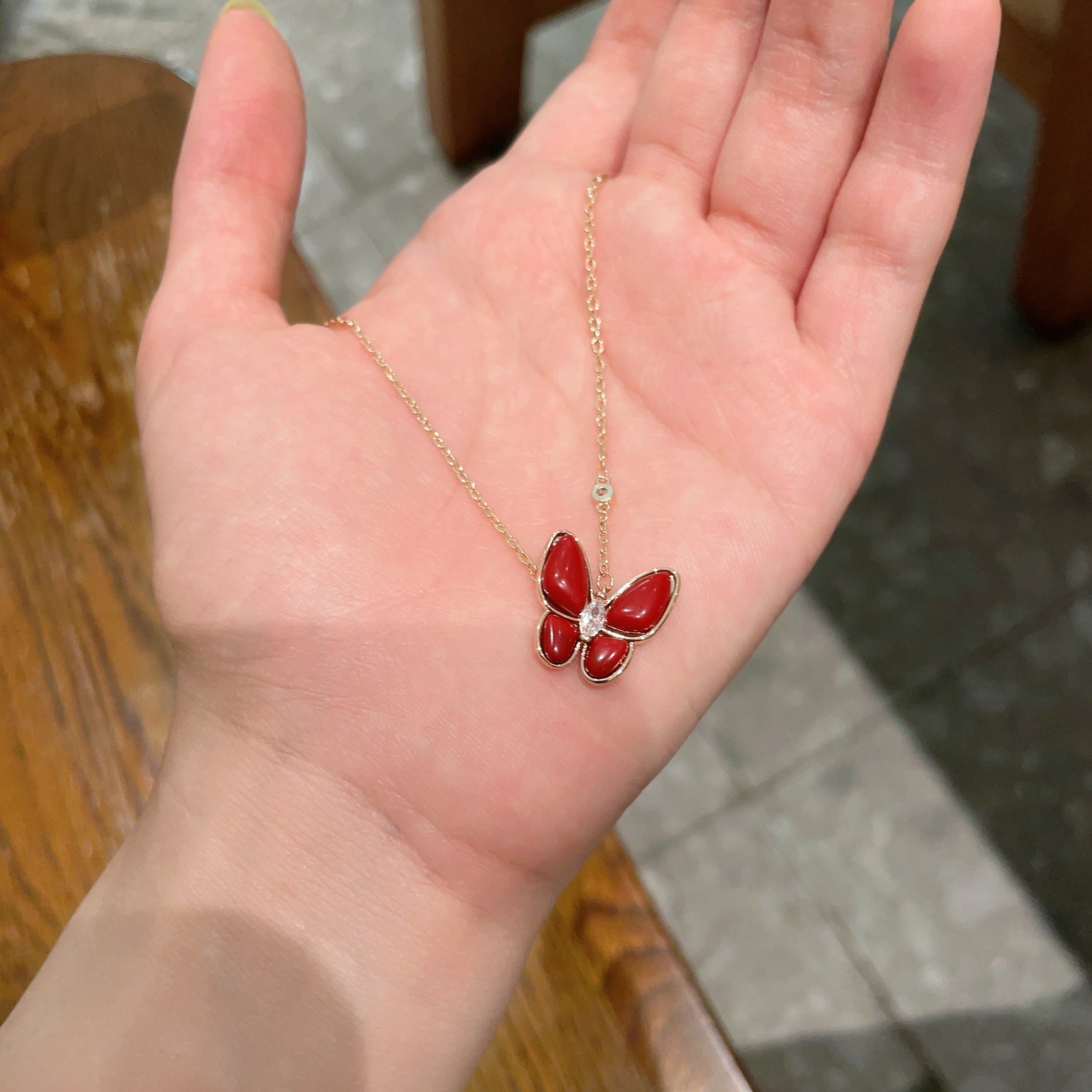 Van Cleef Arpels Collier Two Butterfly Or rose cornaline diamant rouge blanc 42cm