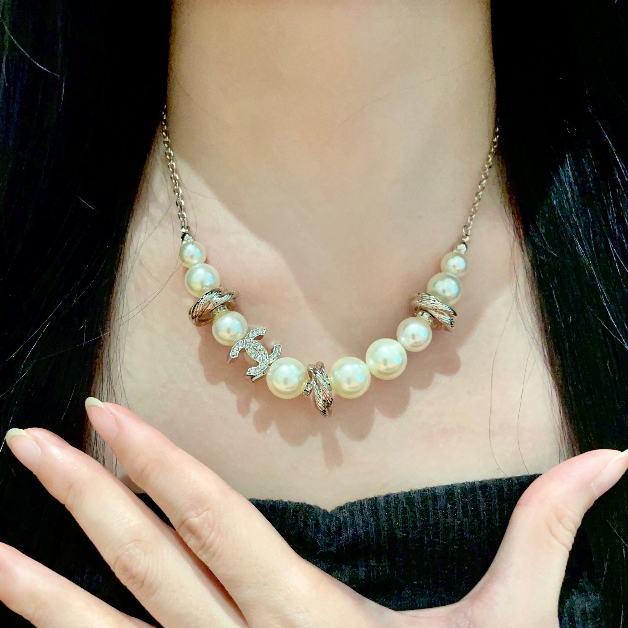 Chanel CC Logo Pearl Twisted Metal Choker necklace Light gold-tone metal cream white faux pearl clear crystal 40cm
