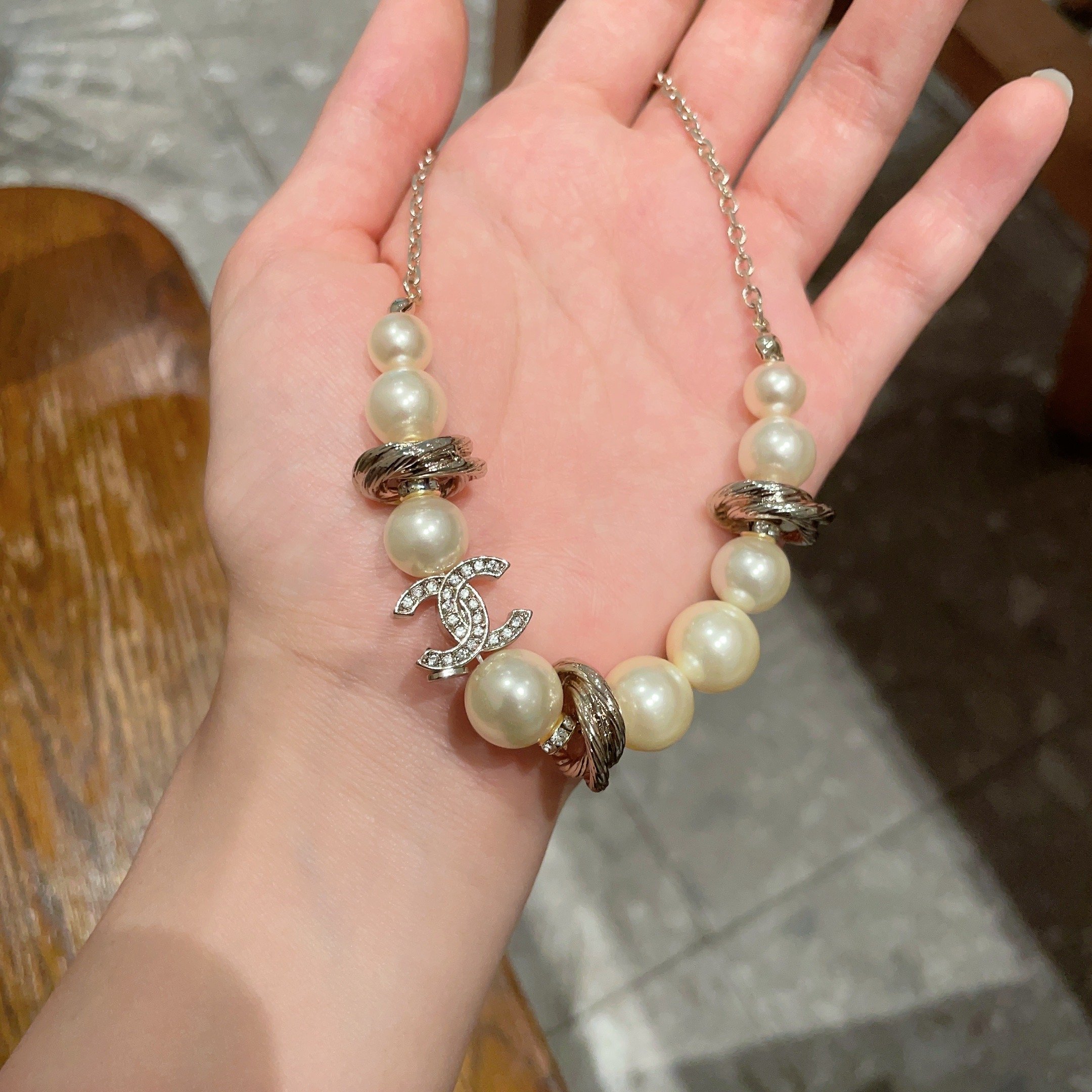 Chanel CC Logo Pearl Twisted Metal Choker necklace Light gold-tone metal cream white faux pearl clear crystal 40cm