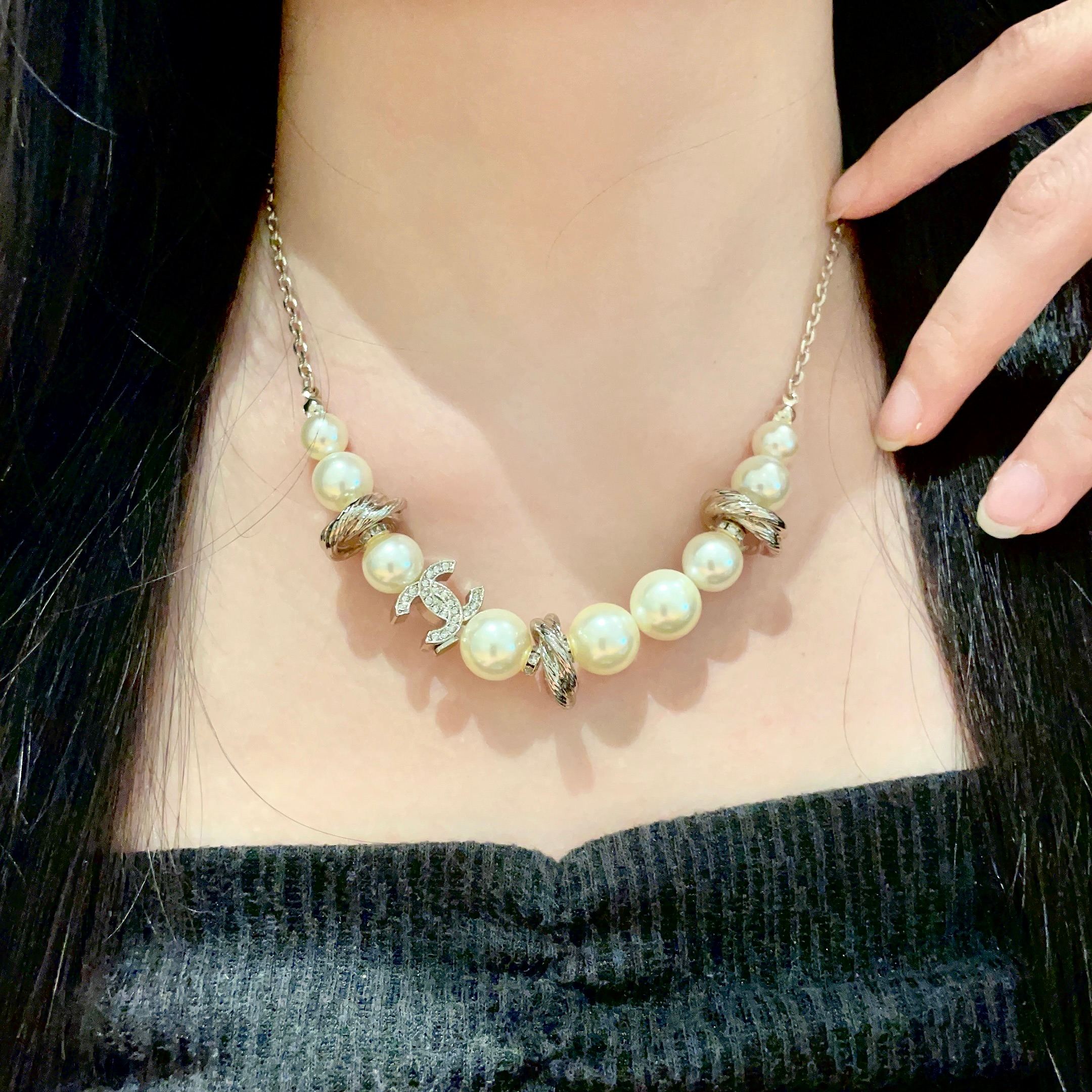 Chanel CC Logo Pearl Twisted Metal Choker necklace Light gold-tone metal cream white faux pearl clear crystal 40cm