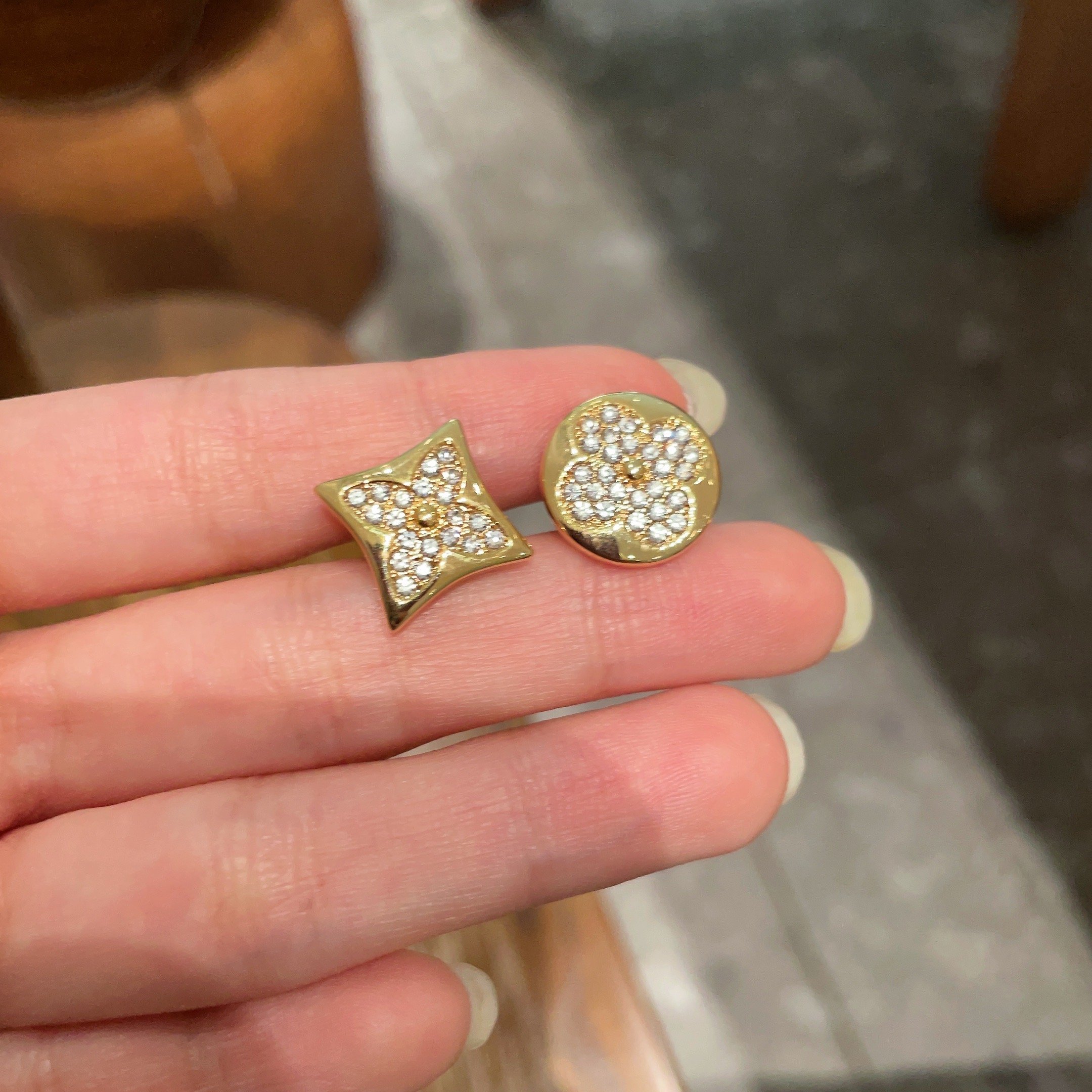Boucles d'oreilles Louis Vuitton Color Blossom en or jaune avec pavé de diamants transparents diamètre de clou 10 mm