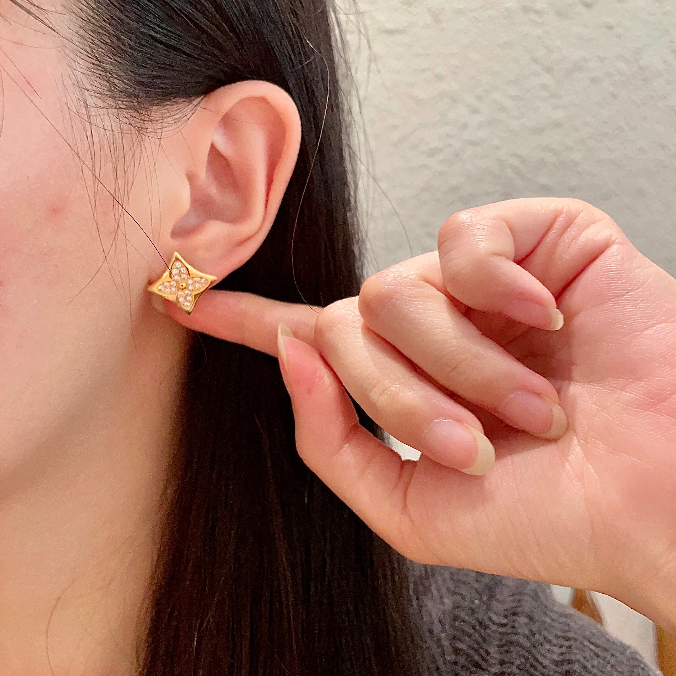 Boucles d'oreilles Louis Vuitton Color Blossom en or jaune avec pavé de diamants transparents diamètre de clou 10 mm