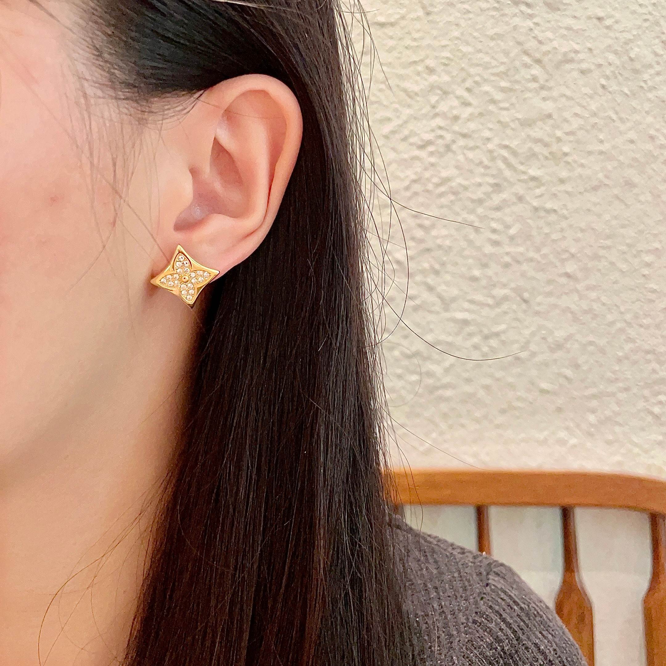 Boucles d'oreilles Louis Vuitton Color Blossom en or jaune avec pavé de diamants transparents diamètre de clou 10 mm