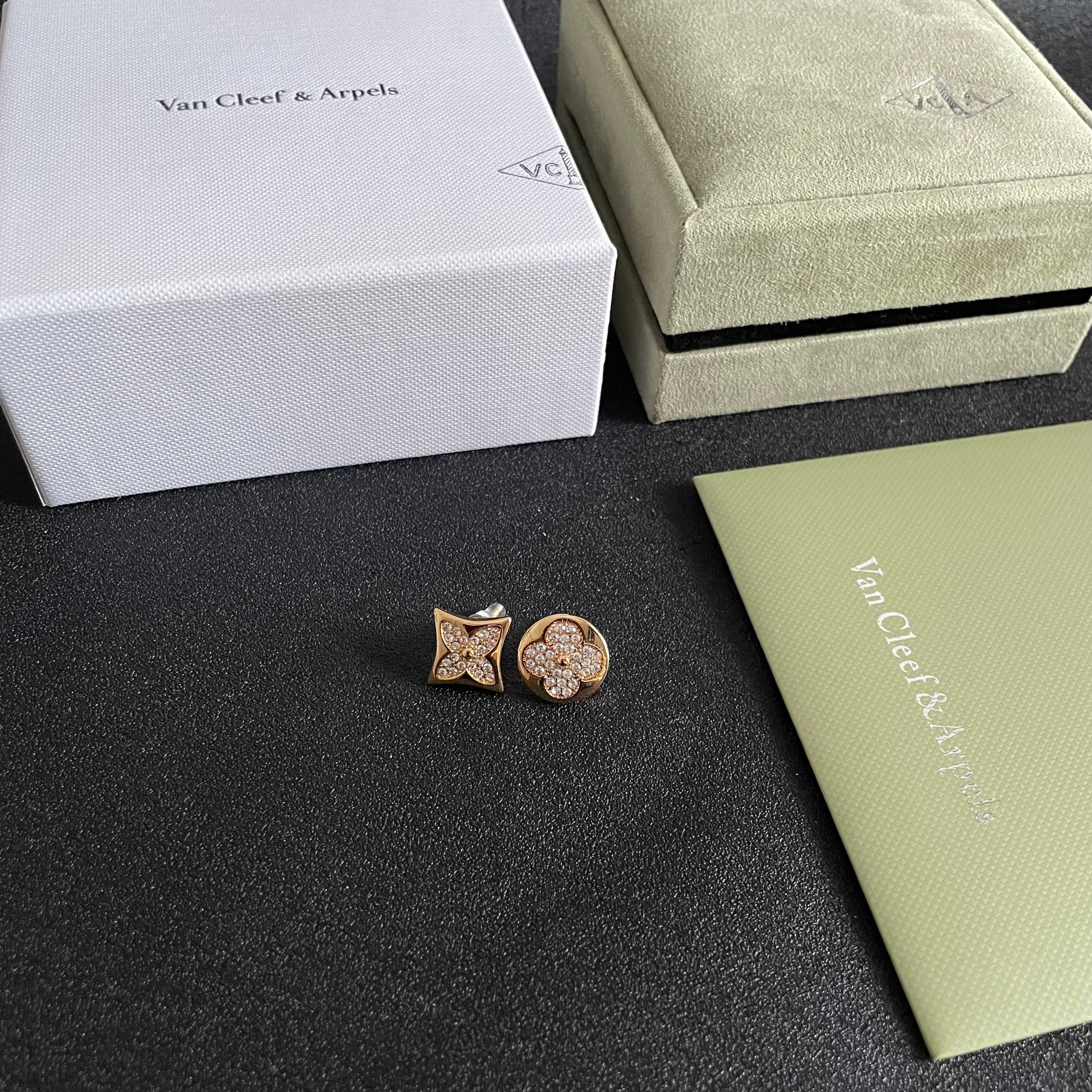 Boucles d'oreilles Louis Vuitton Color Blossom en or jaune avec pavé de diamants transparents diamètre de clou 10 mm
