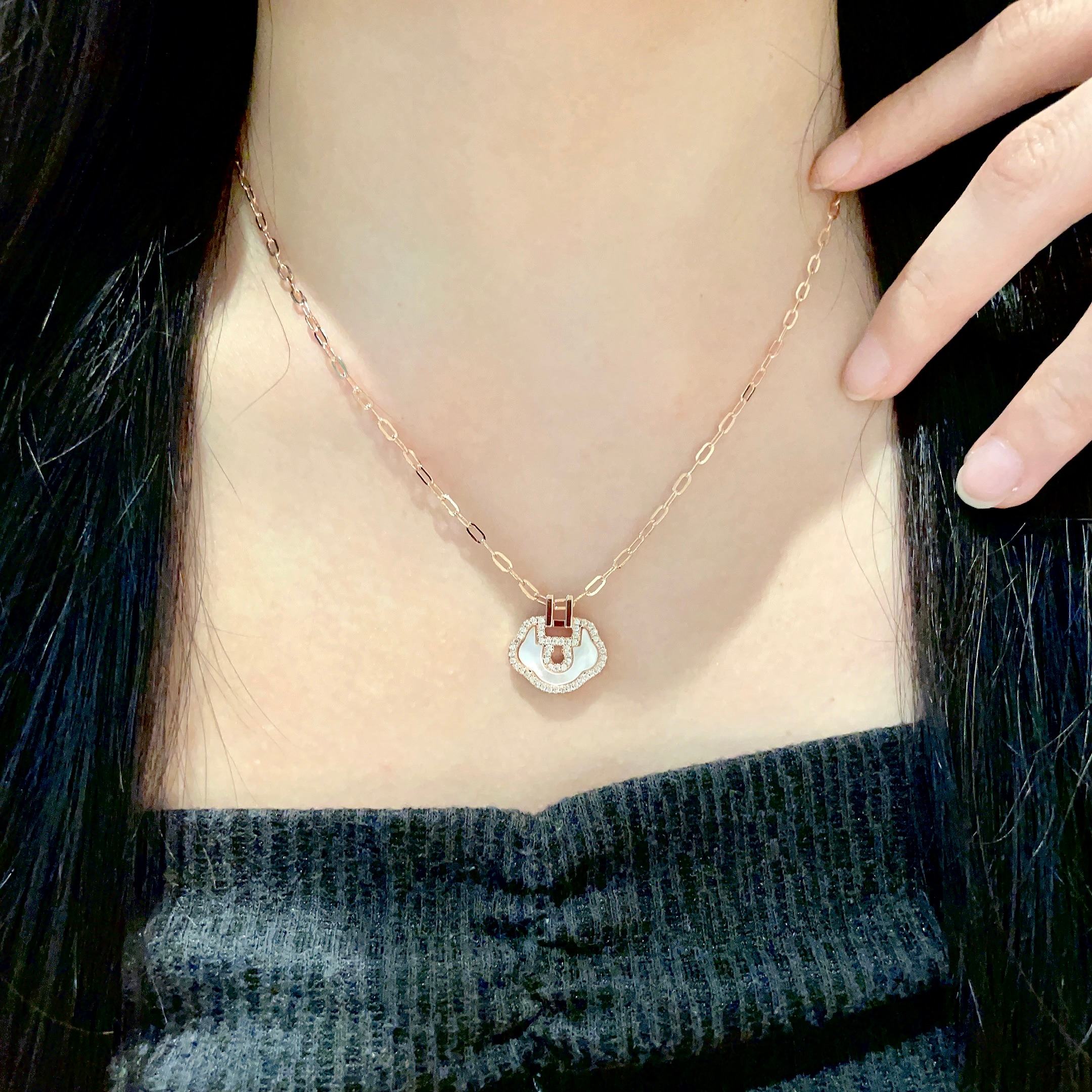 Qeelin Kirin mini Ruyi necklace Rose gold plated metal white mother-of-pearl clear high-carbon diamonds 42cm