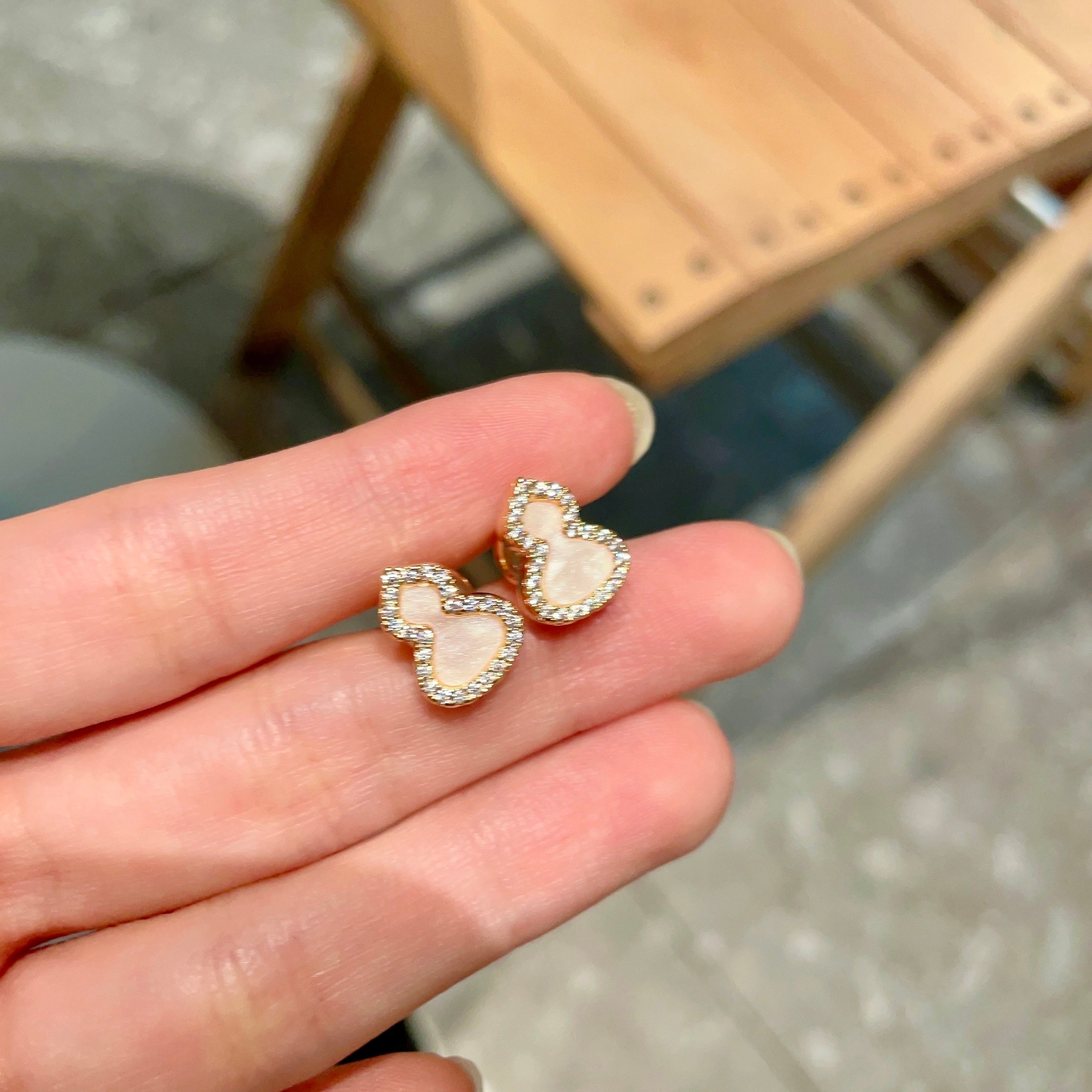 Qeelin Kirin Mini Gourd earrings 18K rose gold mother-of-pearl diamond mini stud