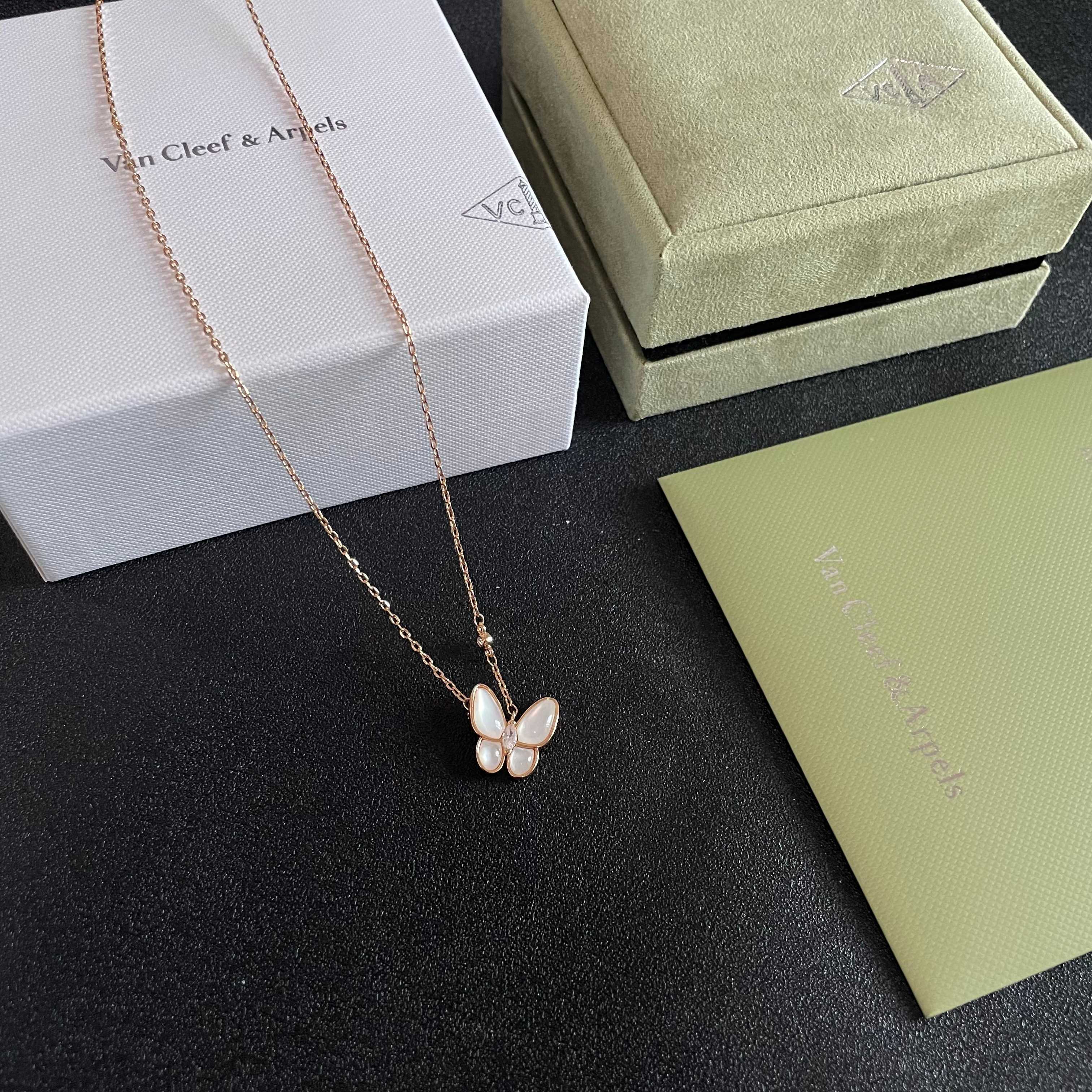 Collana Van Cleef Arpels Two Butterfly Oro rosa madreperla diamante 42 cm