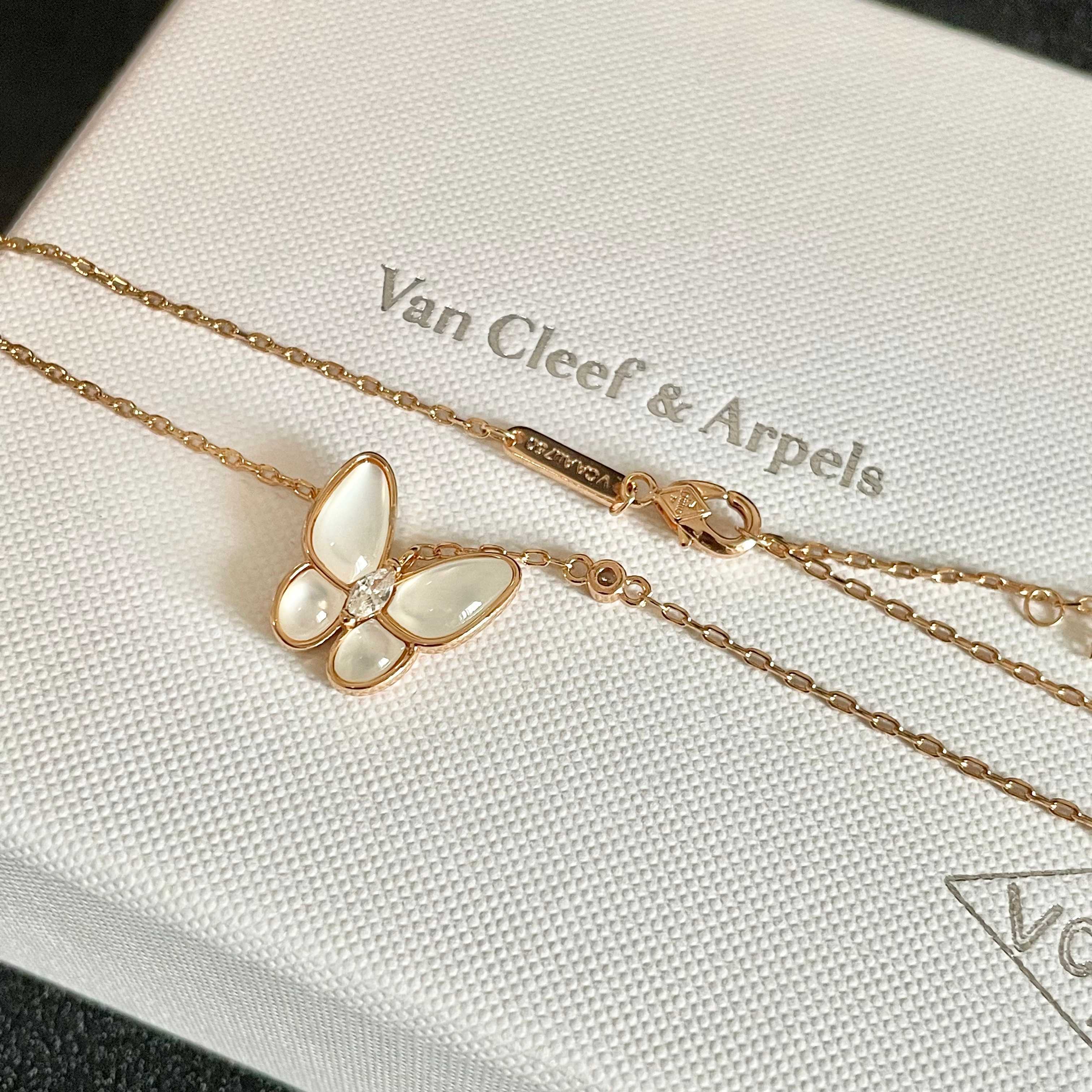 Collana Van Cleef Arpels Two Butterfly Oro rosa madreperla diamante 42 cm