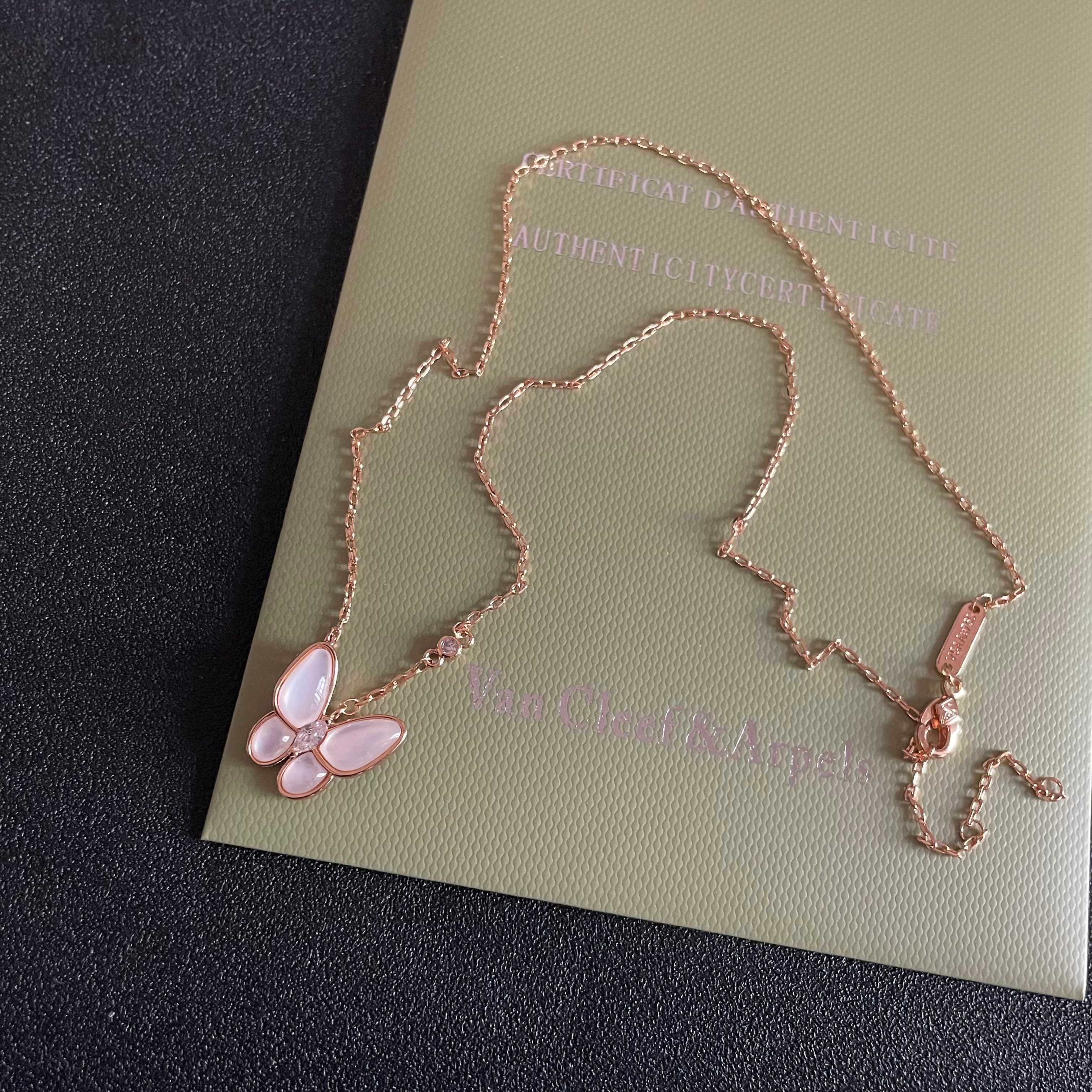 Collana Van Cleef Arpels Two Butterfly Oro rosa madreperla diamante 42 cm