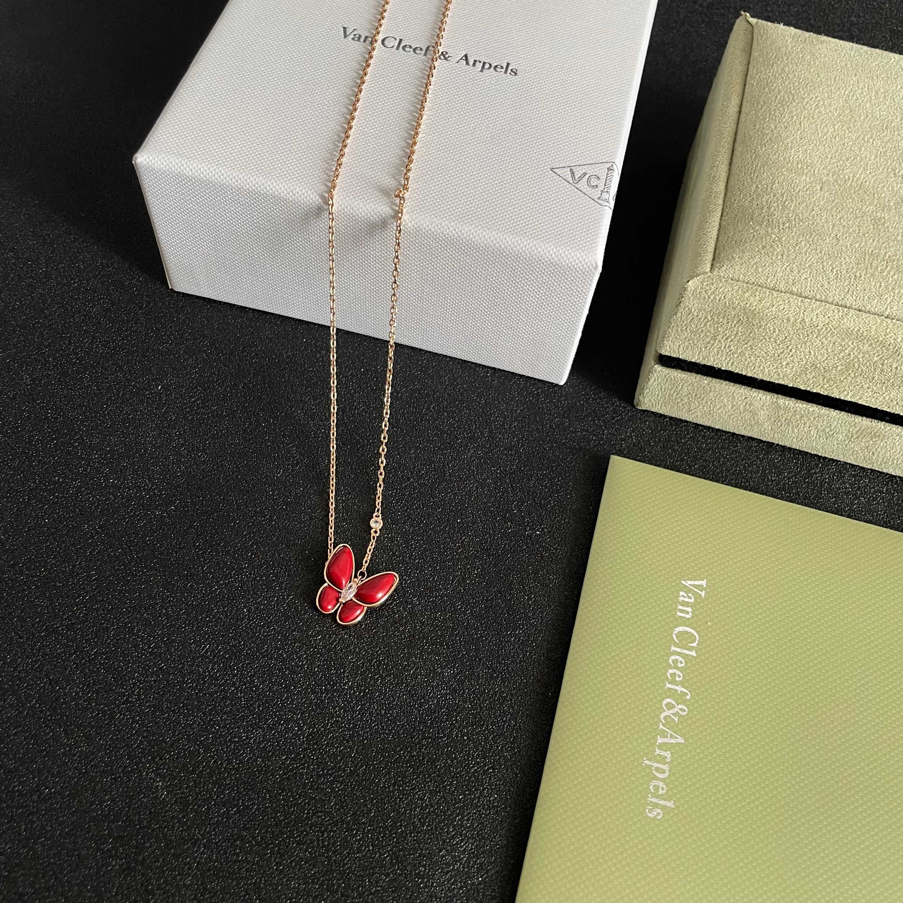 Van Cleef Arpels Collier Two Butterfly Or rose cornaline diamant rouge blanc 42cm