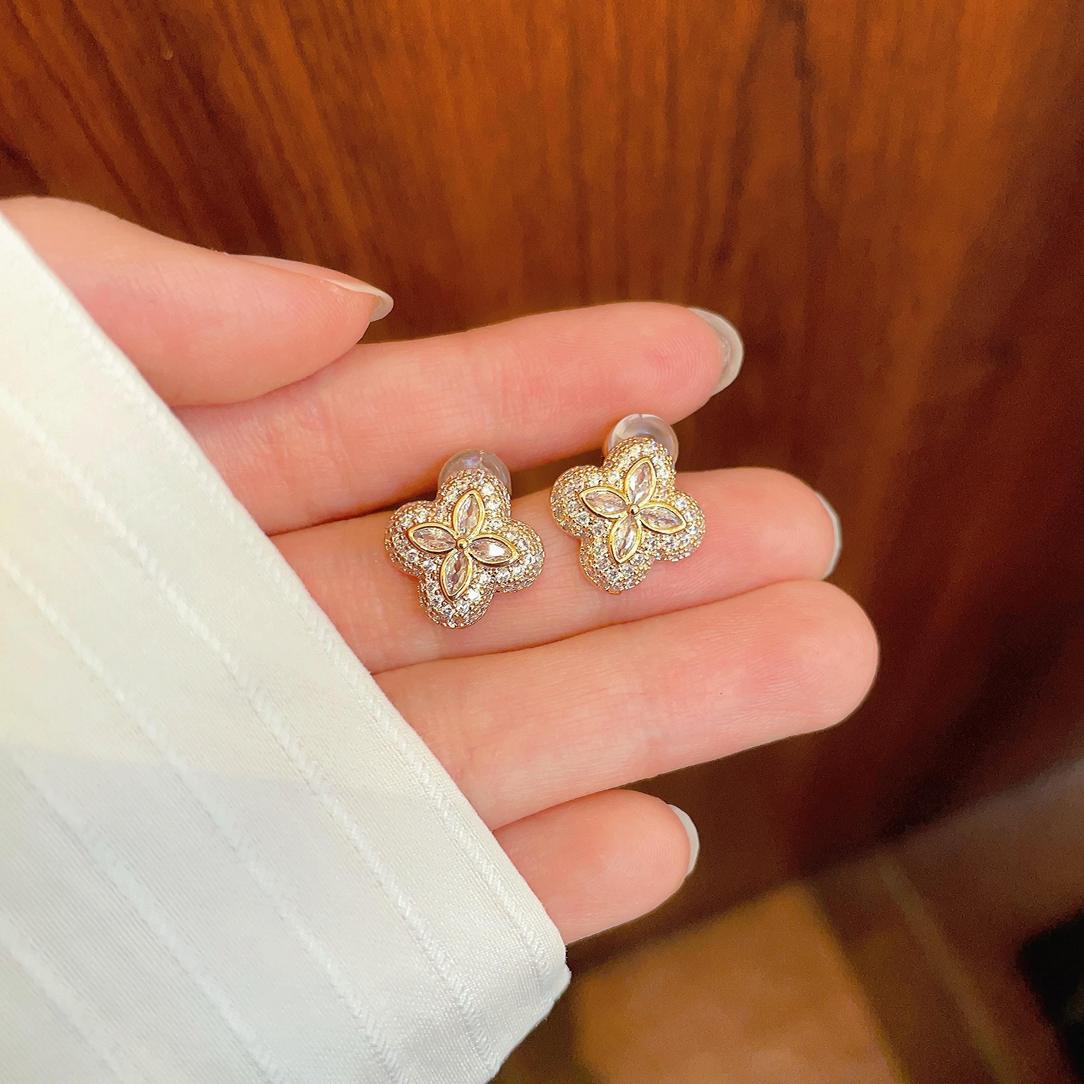Orecchini Van Cleef Arpels Alhambra Oro giallo con pavé di diamanti trasparenti e accenti di diamanti taglio marquise 10 mm