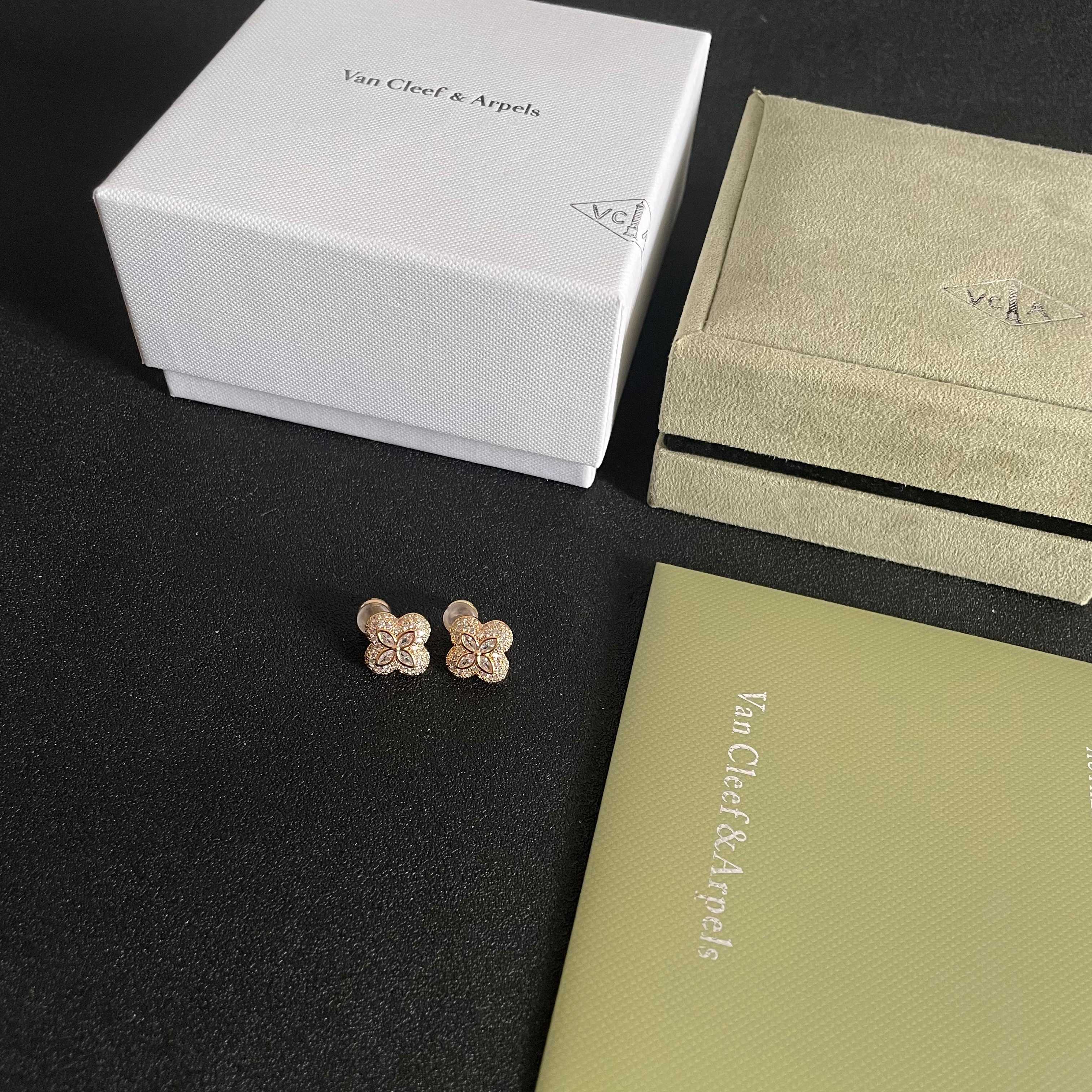 Orecchini Van Cleef Arpels Alhambra Oro giallo con pavé di diamanti trasparenti e accenti di diamanti taglio marquise 10 mm