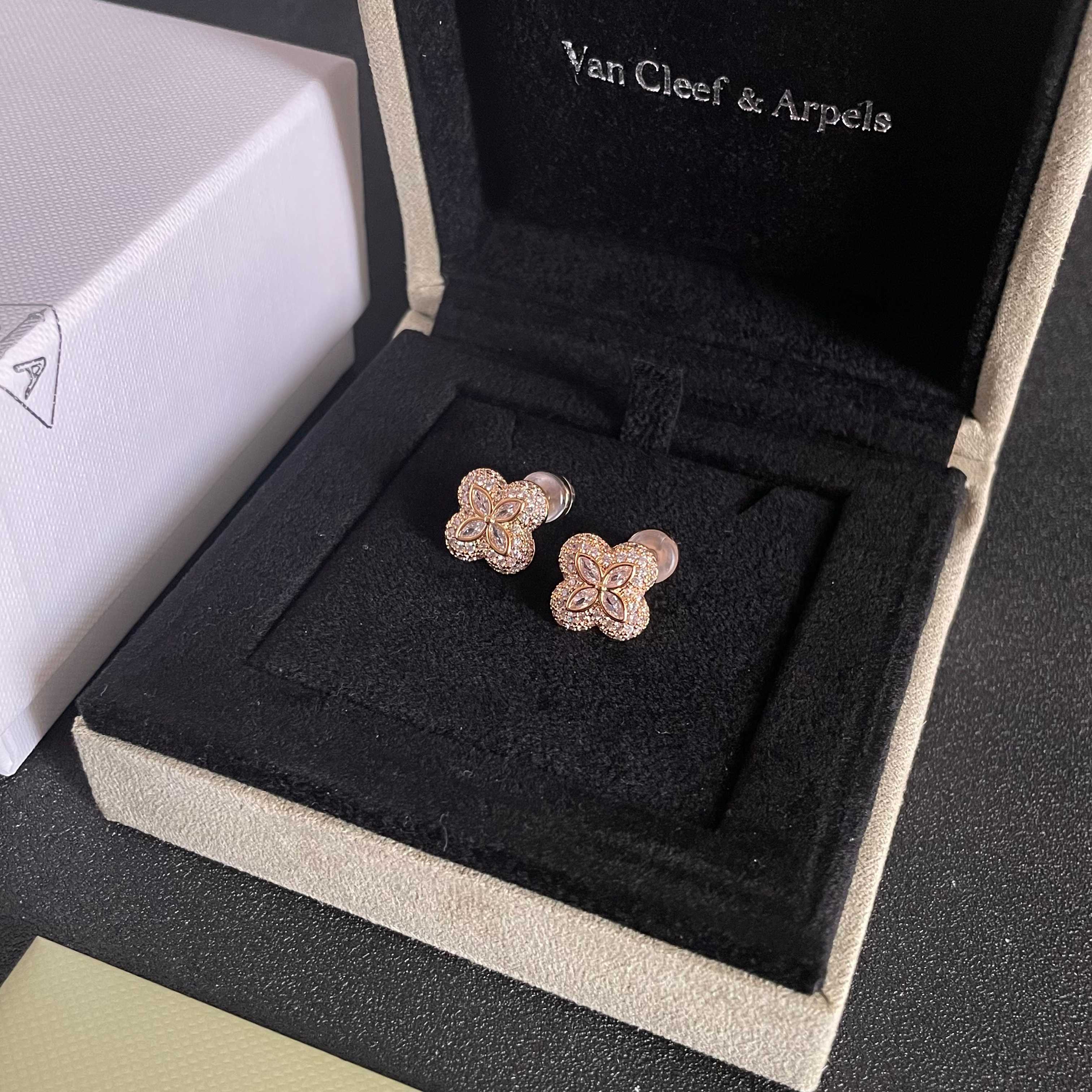 Orecchini Van Cleef Arpels Alhambra Oro giallo con pavé di diamanti trasparenti e accenti di diamanti taglio marquise 10 mm