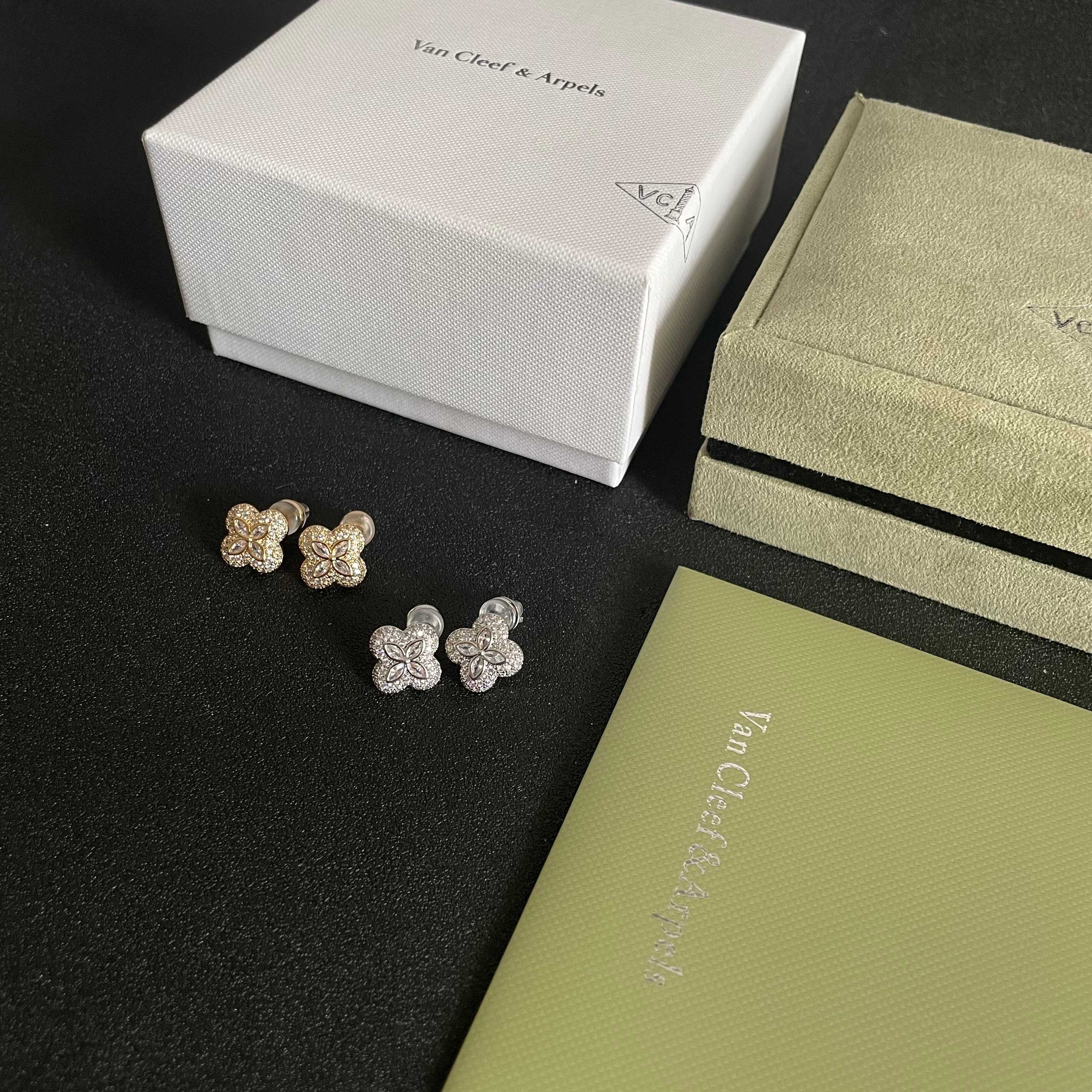 Orecchini Van Cleef Arpels Alhambra in oro bianco con diamanti trasparenti, diametro del perno di 10 mm