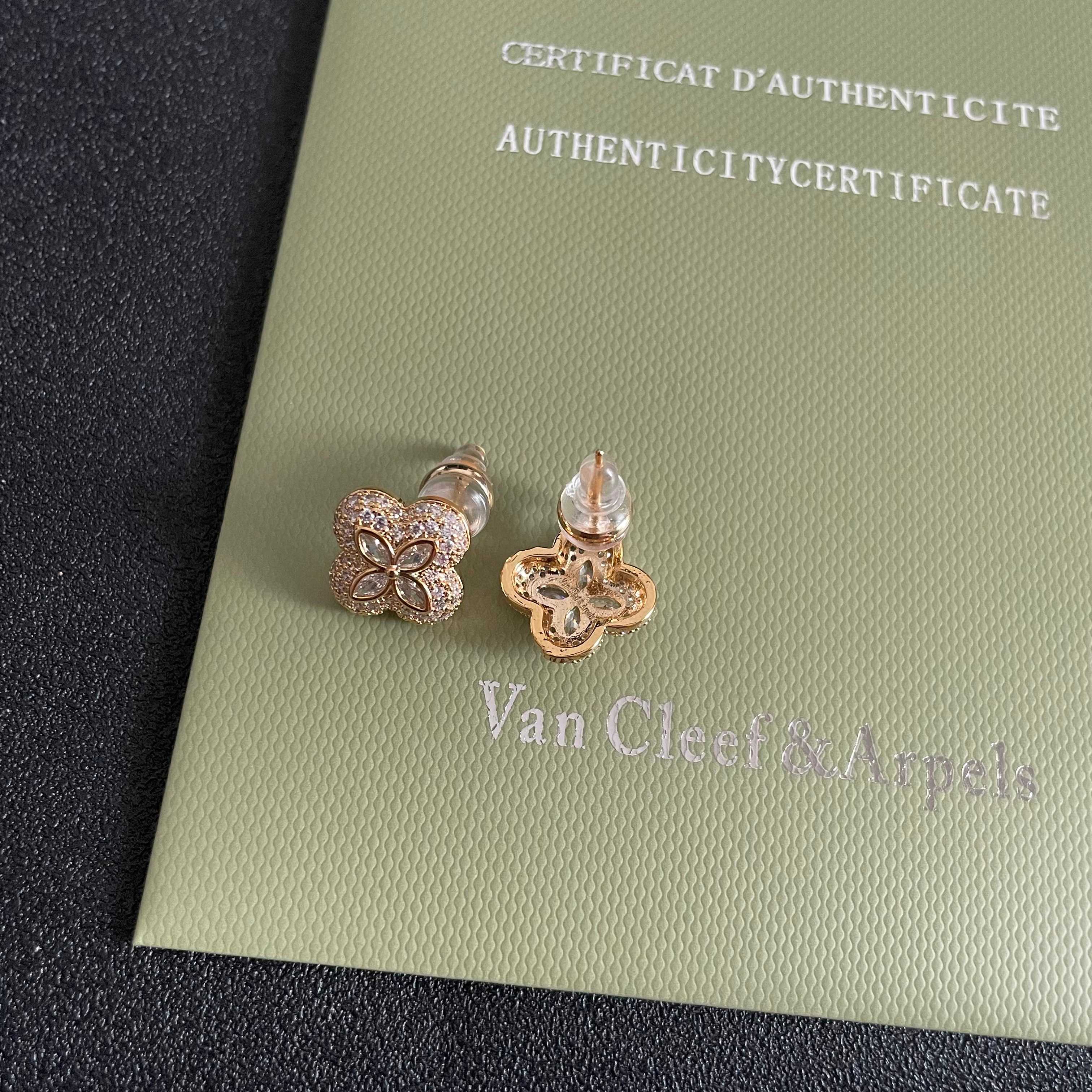 Orecchini Van Cleef Arpels Alhambra Oro giallo con pavé di diamanti trasparenti e accenti di diamanti taglio marquise 10 mm