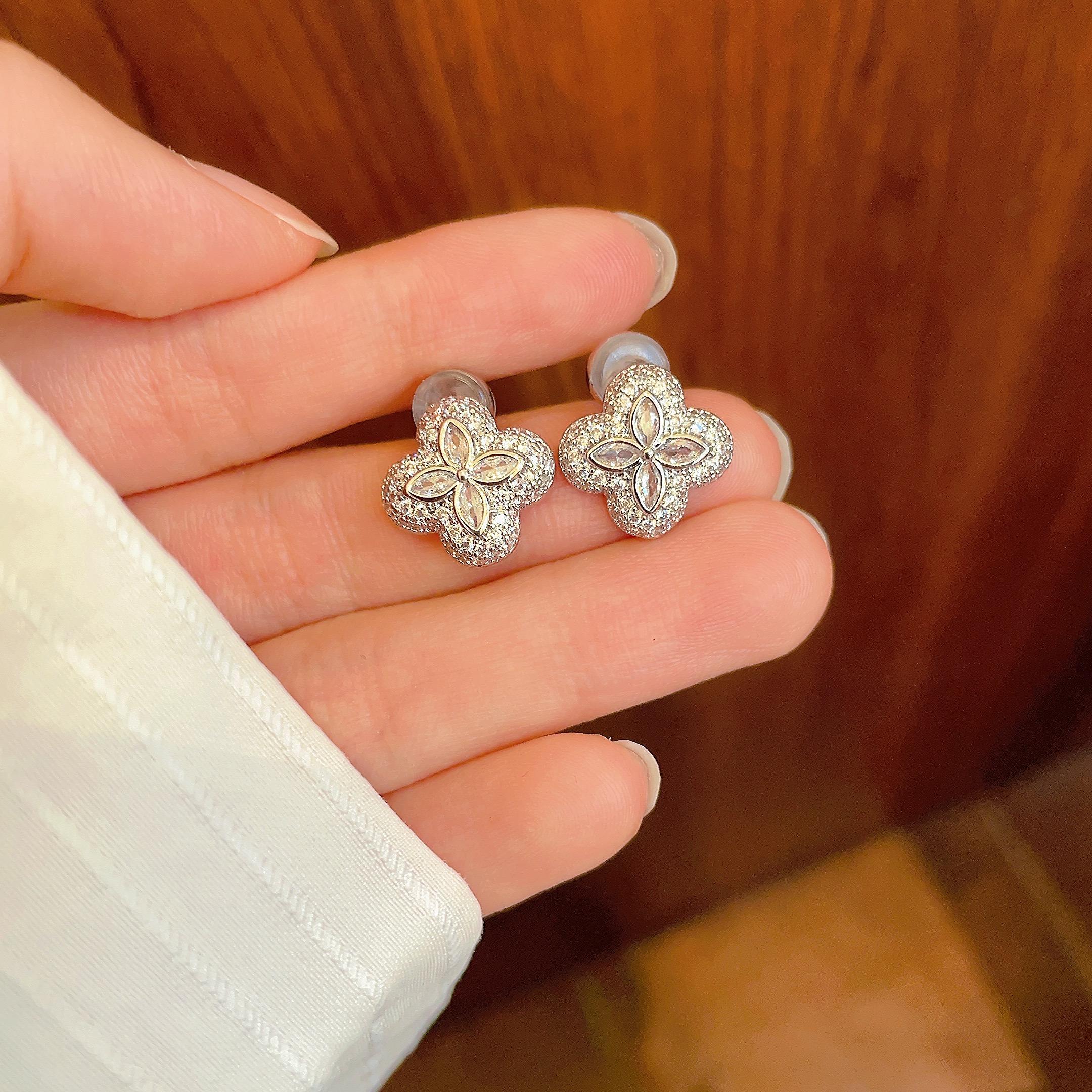 Orecchini Van Cleef Arpels Alhambra in oro bianco con diamanti trasparenti, diametro del perno di 10 mm