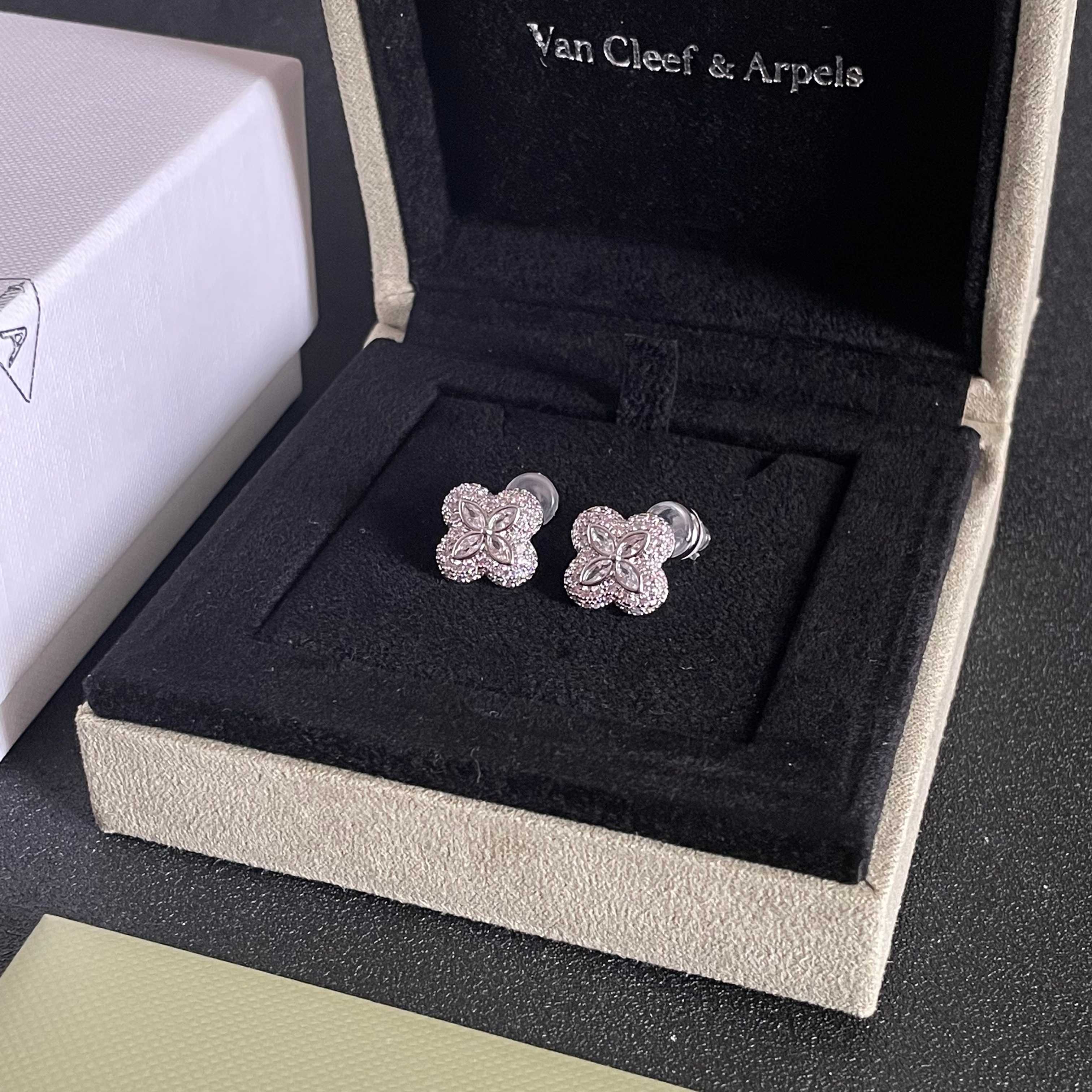 Orecchini Van Cleef Arpels Alhambra in oro bianco con diamanti trasparenti, diametro del perno di 10 mm