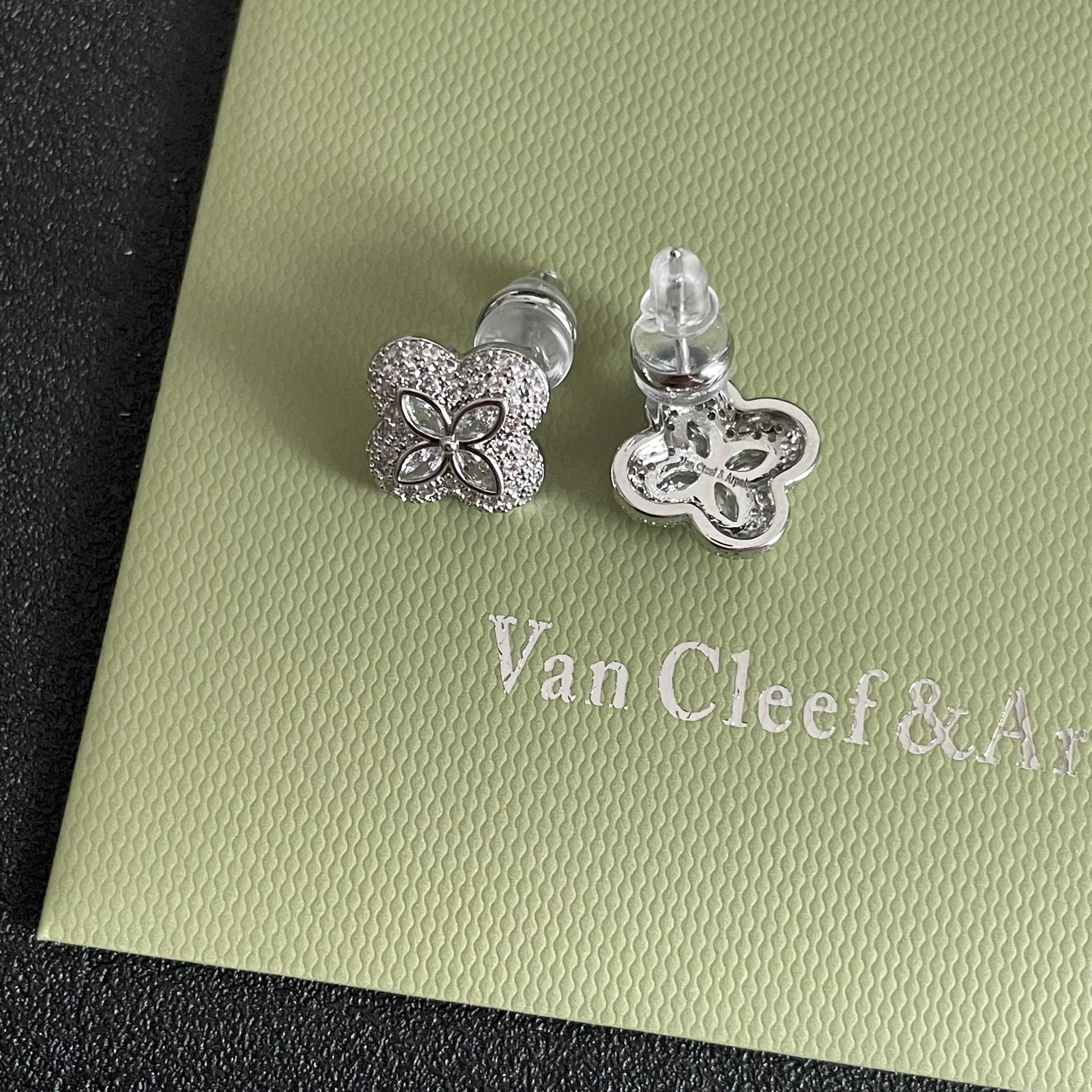 Orecchini Van Cleef Arpels Alhambra in oro bianco con diamanti trasparenti, diametro del perno di 10 mm