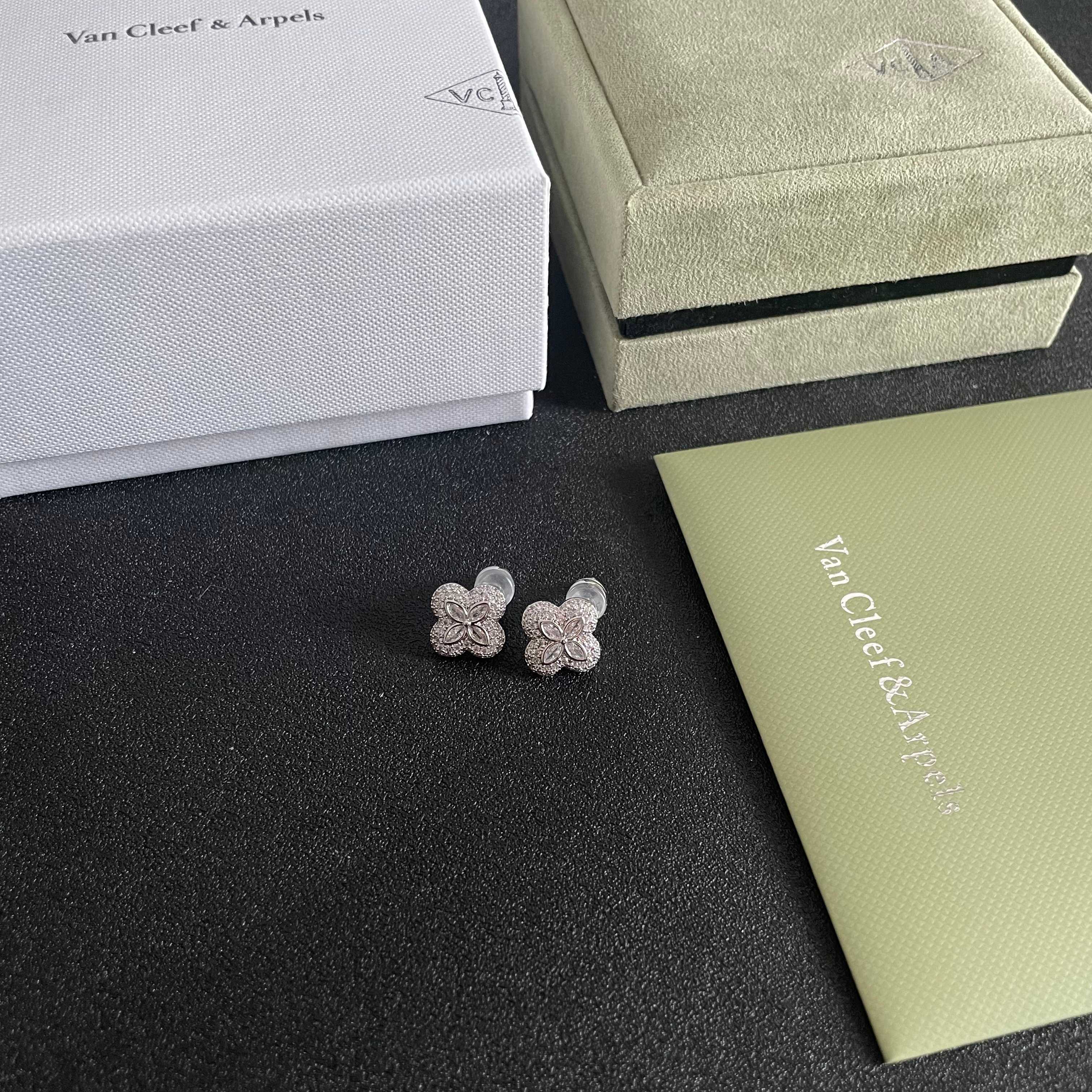 Orecchini Van Cleef Arpels Alhambra in oro bianco con diamanti trasparenti, diametro del perno di 10 mm