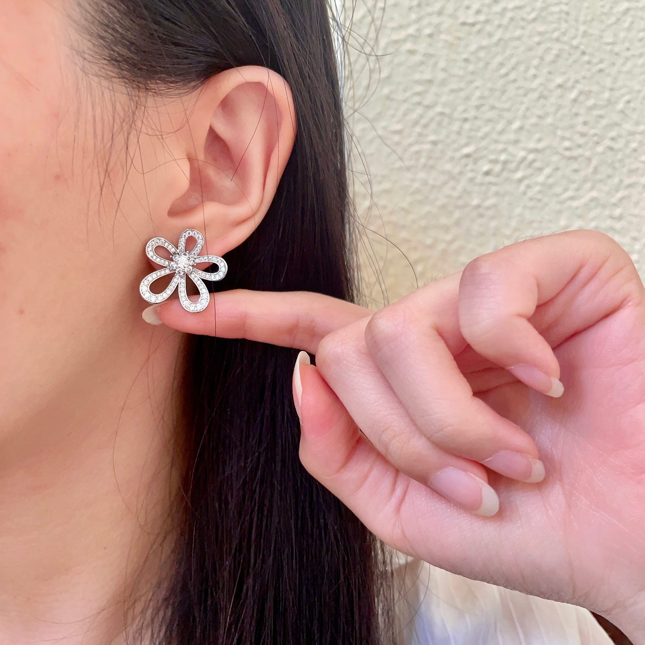 Pendientes Van Cleef Arpels Flowerlace Oro amarillo de 18 k con diamantes redondos Oro blanco de 18 k con diamantes redondos 16 mm de diámetro