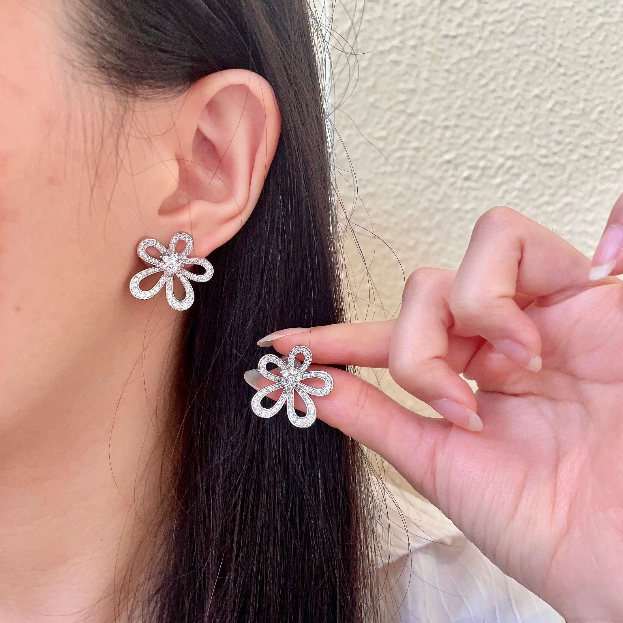 Pendientes Van Cleef Arpels Flowerlace Oro amarillo de 18 k con diamantes redondos Oro blanco de 18 k con diamantes redondos 16 mm de diámetro