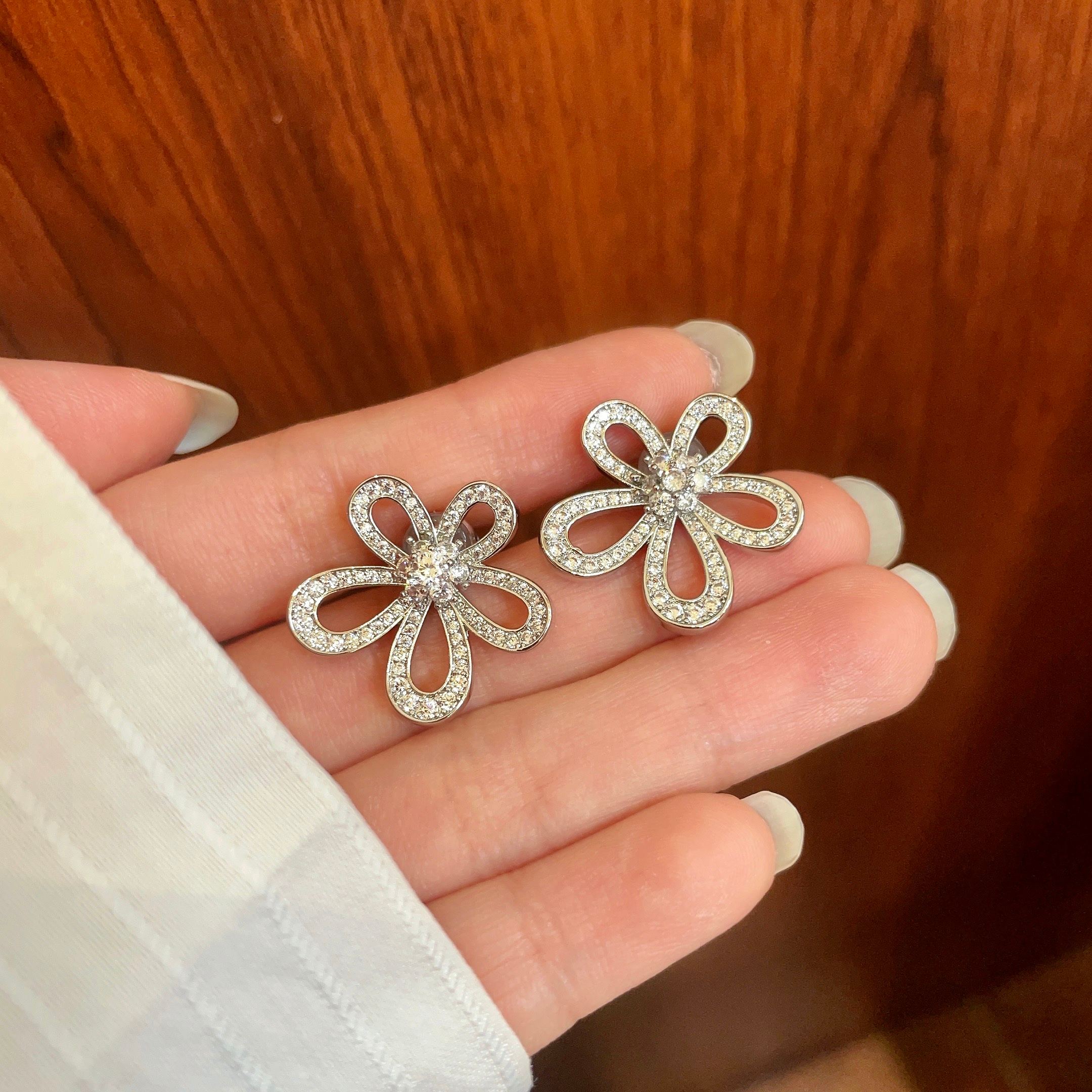 Pendientes Van Cleef Arpels Flowerlace Oro amarillo de 18 k con diamantes redondos Oro blanco de 18 k con diamantes redondos 16 mm de diámetro