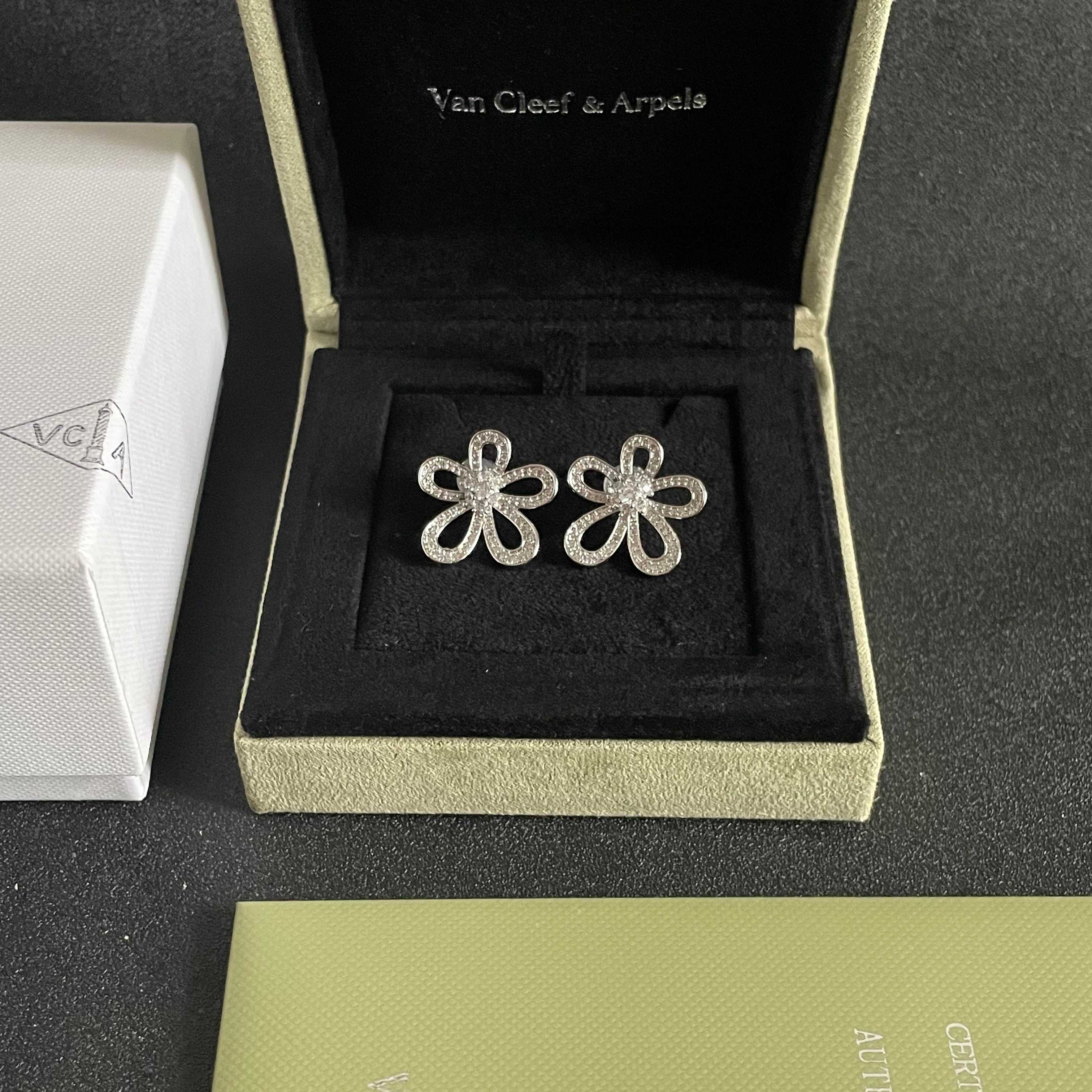 Pendientes Van Cleef Arpels Flowerlace Oro amarillo de 18 k con diamantes redondos Oro blanco de 18 k con diamantes redondos 16 mm de diámetro