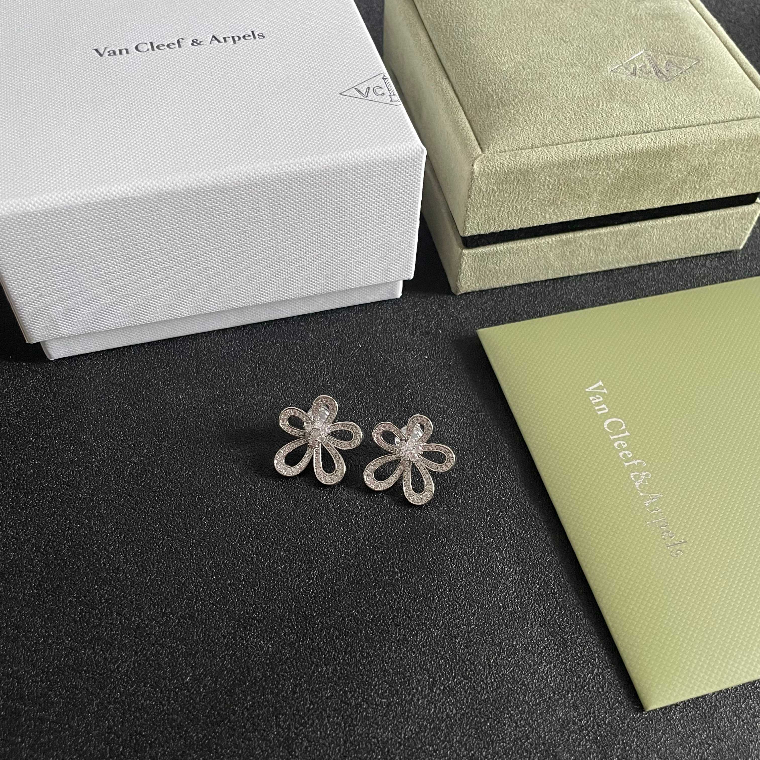 Pendientes Van Cleef Arpels Flowerlace Oro amarillo de 18 k con diamantes redondos Oro blanco de 18 k con diamantes redondos 16 mm de diámetro