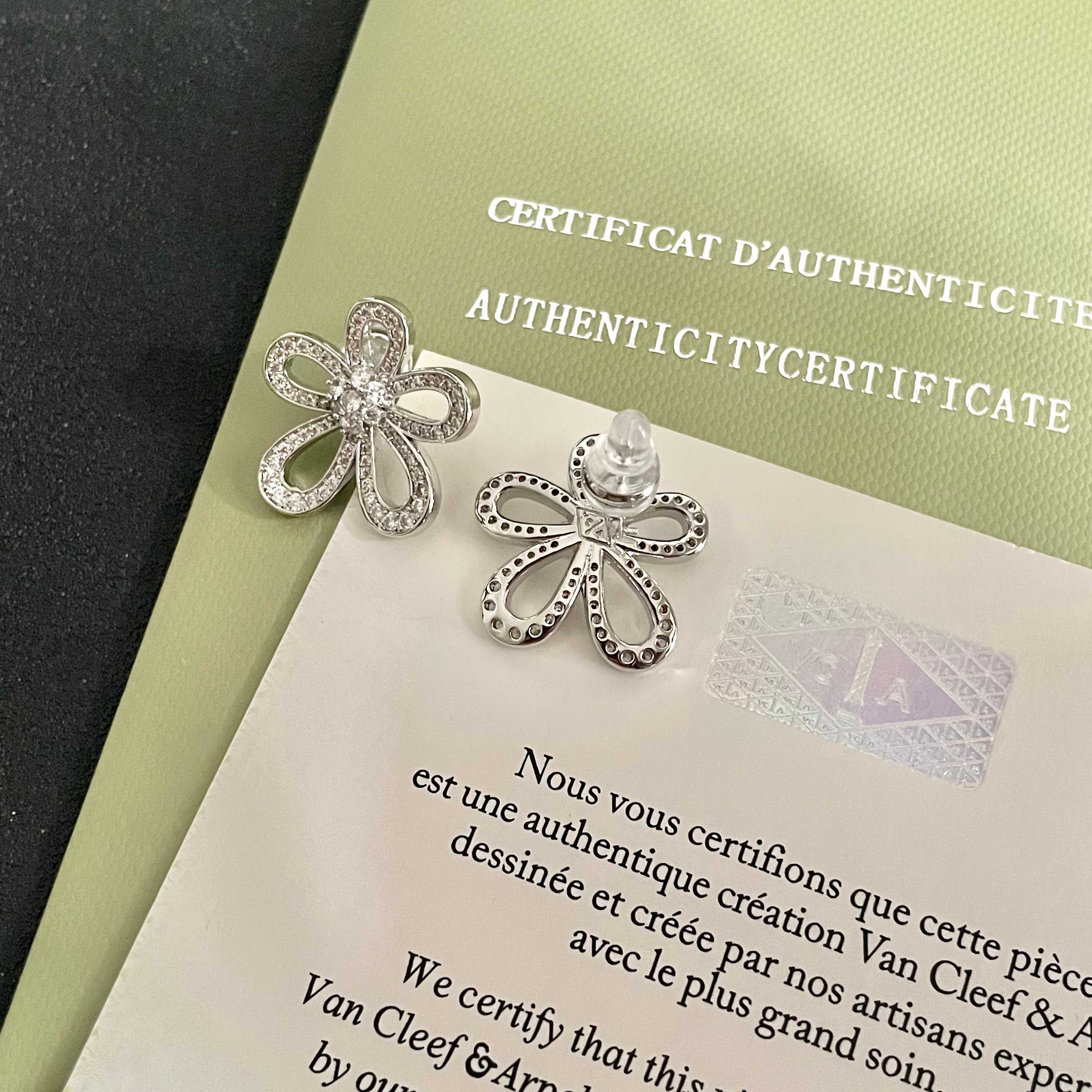 Pendientes Van Cleef Arpels Flowerlace Oro amarillo de 18 k con diamantes redondos Oro blanco de 18 k con diamantes redondos 16 mm de diámetro