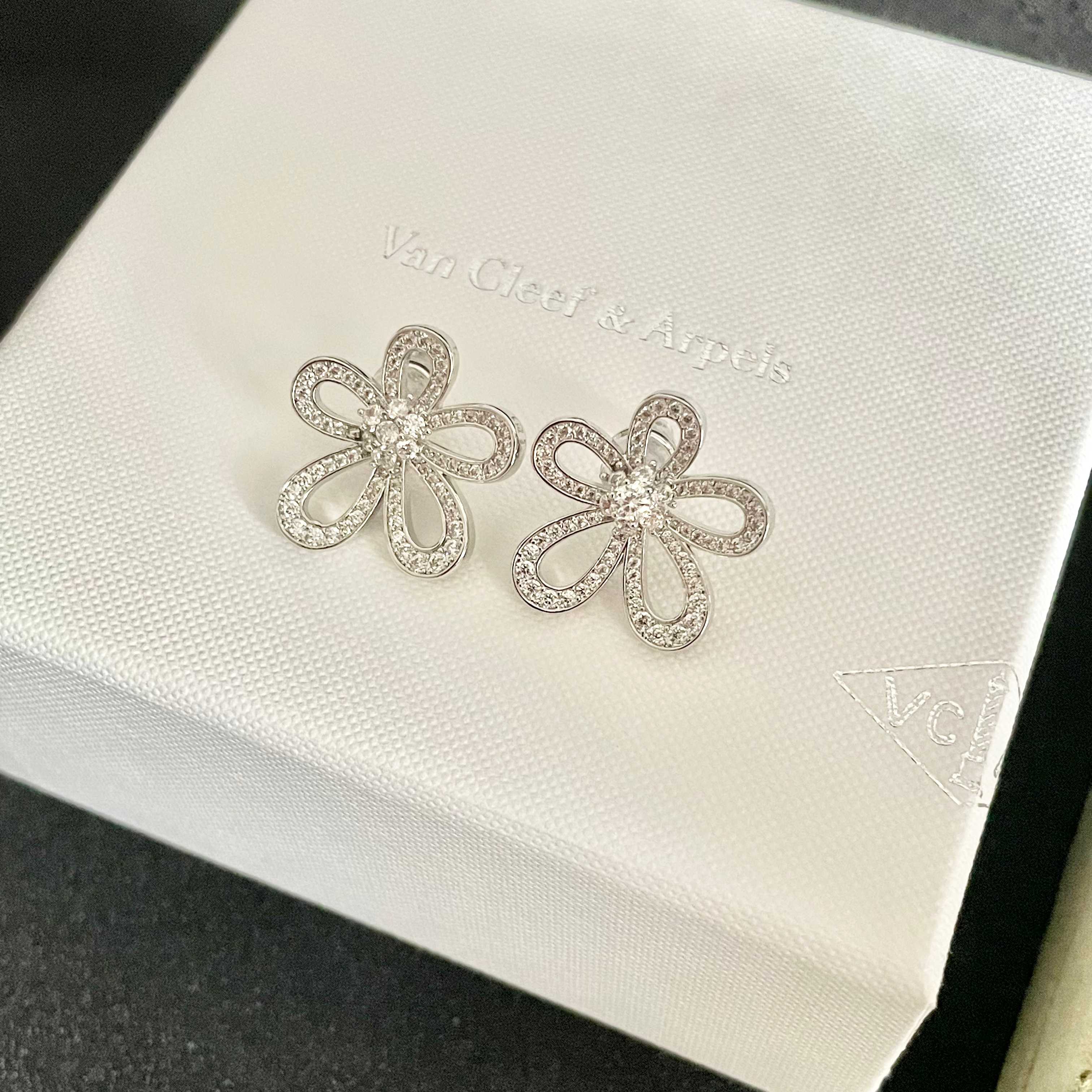 Pendientes Van Cleef Arpels Flowerlace Oro amarillo de 18 k con diamantes redondos Oro blanco de 18 k con diamantes redondos 16 mm de diámetro